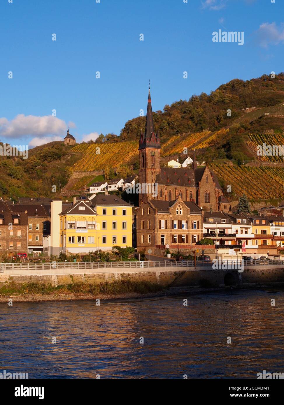Rheinland. Zwei deutsche Kirchen am Rhein. Eines in der Stadt Bacharach am Flussufer, das andere am Hang mit Blick auf das Schlepptau Stockfoto