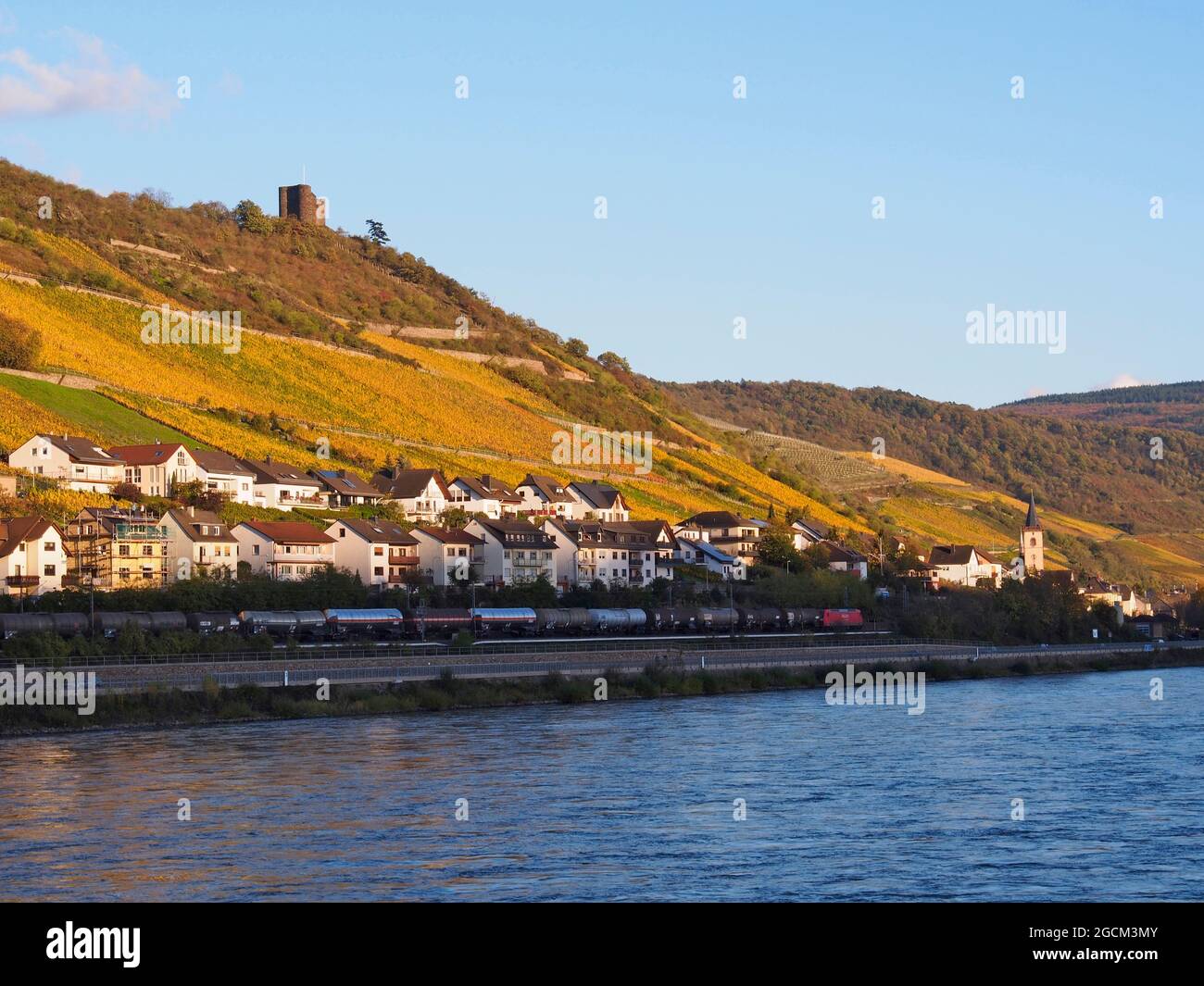 Die deutsche Festungsstadt Kaub mit Schloss Gutenfels im Hintergrund Stockfoto