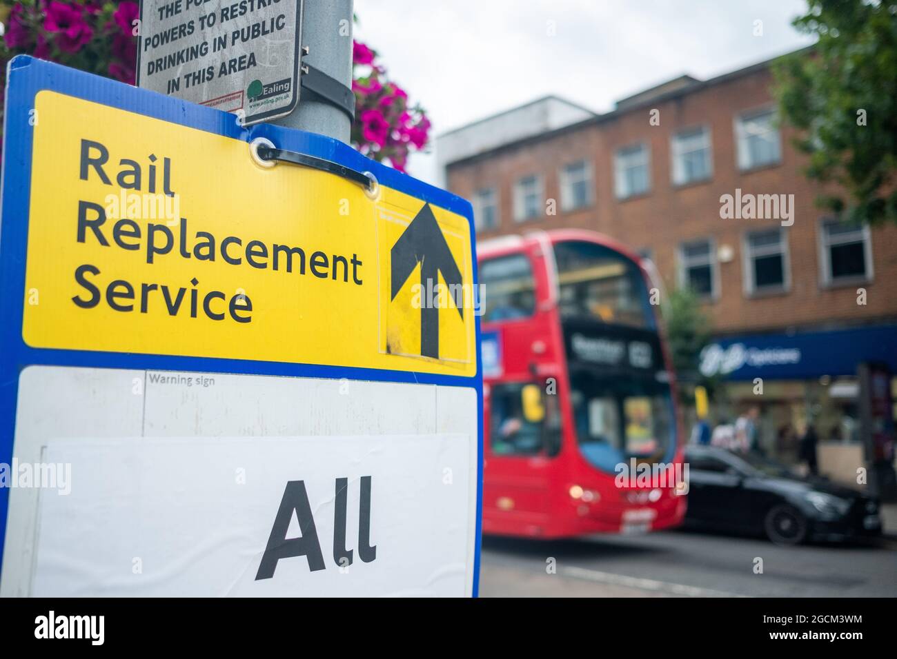 London - August 2021: Schild für den Rail Replacement ( Bus) Service aufgrund von Schließungen der District Line in Ealing, West London Stockfoto