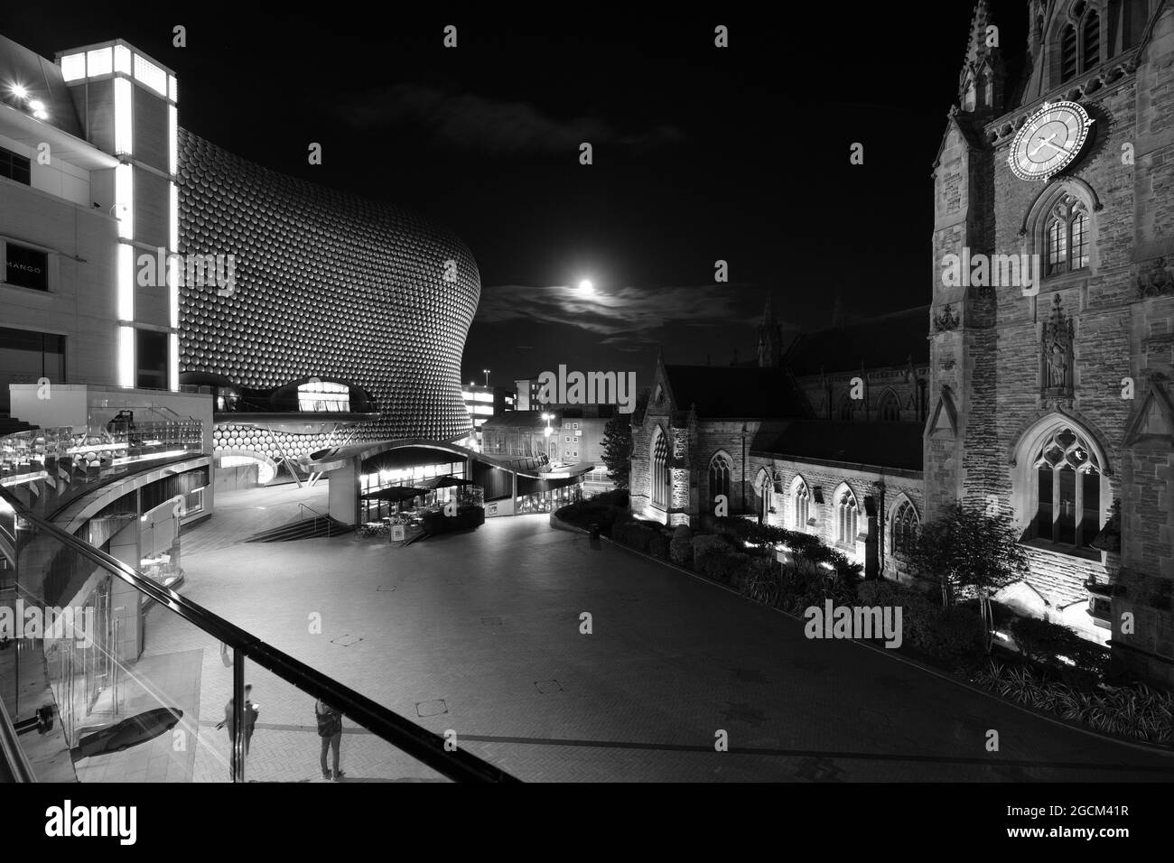 Birmingham Bullring Einkaufszentrum und Kirche bei Nacht Stockfoto