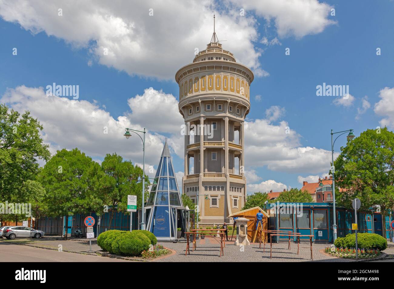 Szeged, Ungarn - 16. Juni 2021: Historischer Wasserturm Viztorony Landmark am St. Istvan Platz in Szeged, Ungarn. Stockfoto