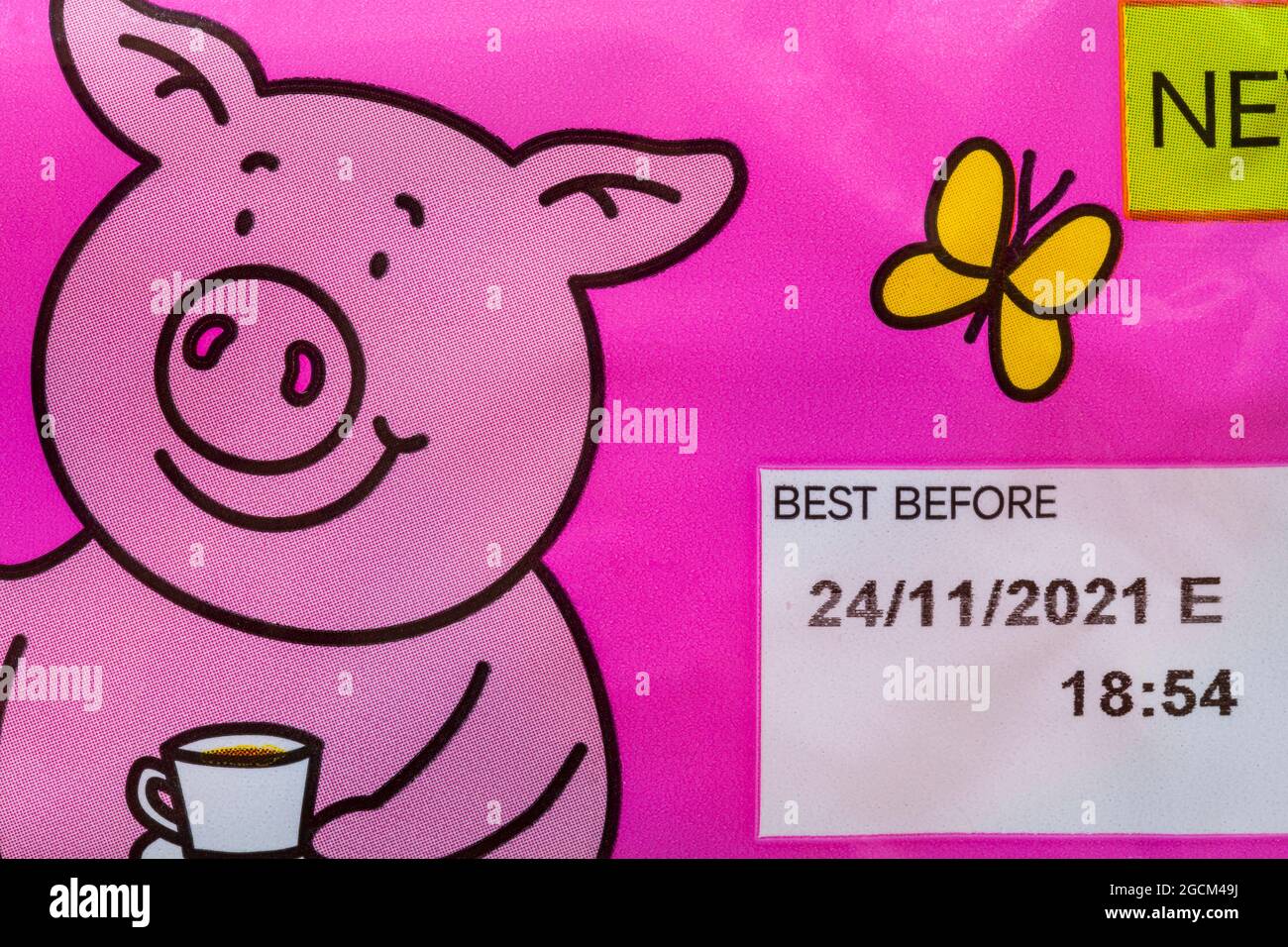 Best-Before-Datum auf einer Packung Percy Pig Marmelade Sandwich Cremes Kekse von M&S Stockfoto