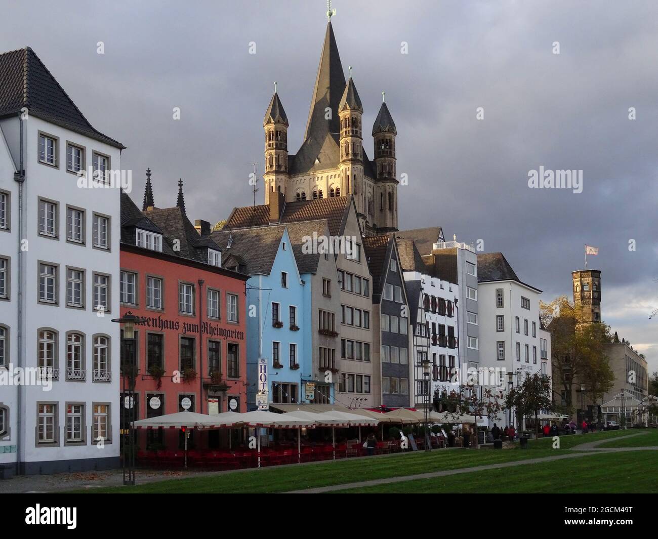 Farbenfrohe und interessante Gebäude, darunter eine dekorative Kirche am Rheinufer in Köln-Deutschland Stockfoto