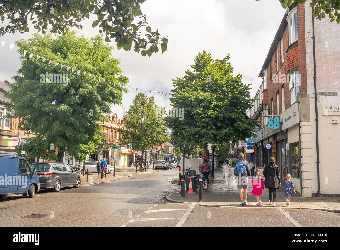 London August 2021: Pitshanger Lane Shops, eine geschäftige Hauptstraße mit unabhängigen Geschäften in Ealing, West London Stockfoto