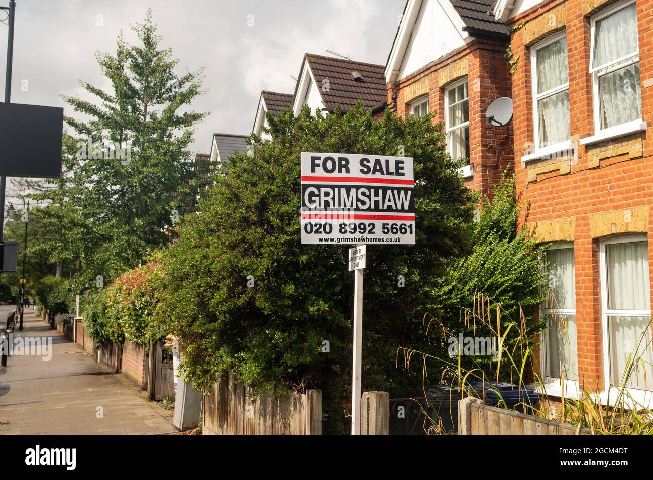 London August 2021: Immobilienmakler zum Verkauf Schild auf der Straße der Häuser in der Pittsanger Lane in Ealing, West London Stockfoto