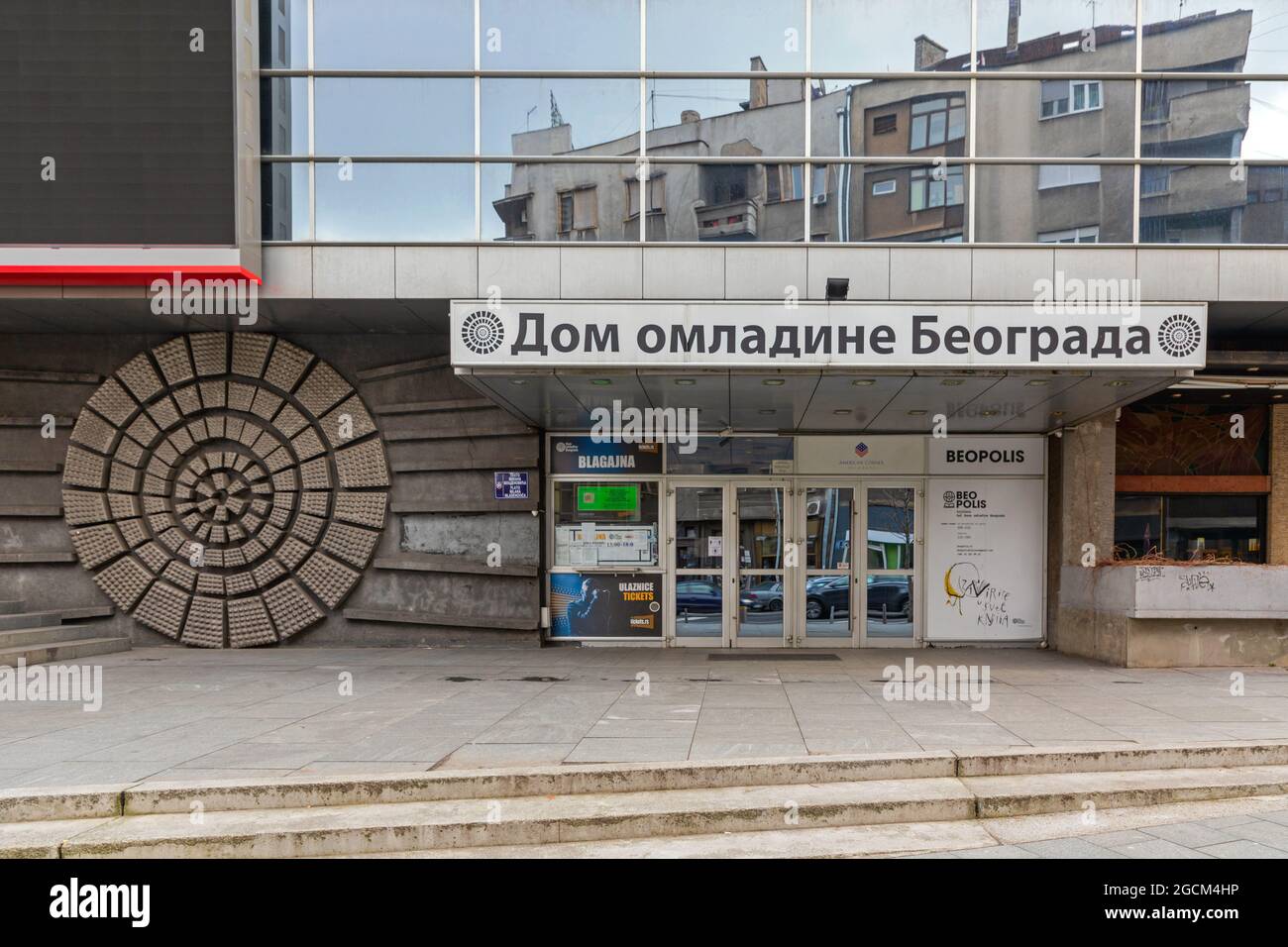 Belgrad, Serbien - 14. Februar 2021: Gebäude der Kulturinstitution des Belgrader Jugendzentrums für zeitgenössische Kunst in der Makedonska-Straße in Belgrad, Serbien. Stockfoto