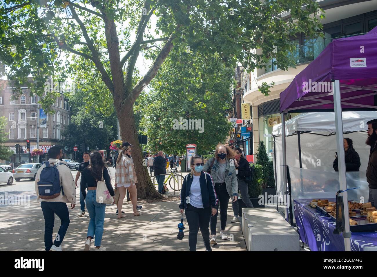 London - August 2021: Lebensmittelmarkt am St George Dickens Yard in Ealing Broadway Stockfoto