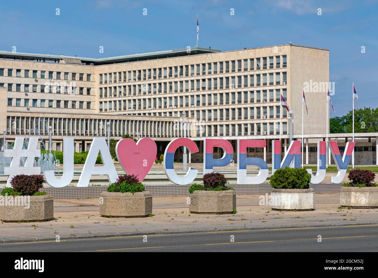 Belgrad, Serbien - 27. Mai 2021: Große kyrillische 3D-Briefe Ich liebe Serbien vor dem Palast der Föderation Neu-Belgrad. Stockfoto