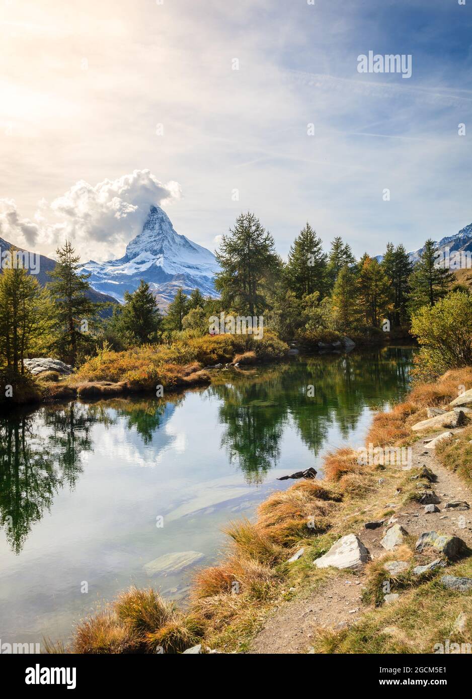 Der berühmte Berggipfel Matterhorn spiegelte sich in einem Teich in den Schweizer Alpen wider Stockfoto