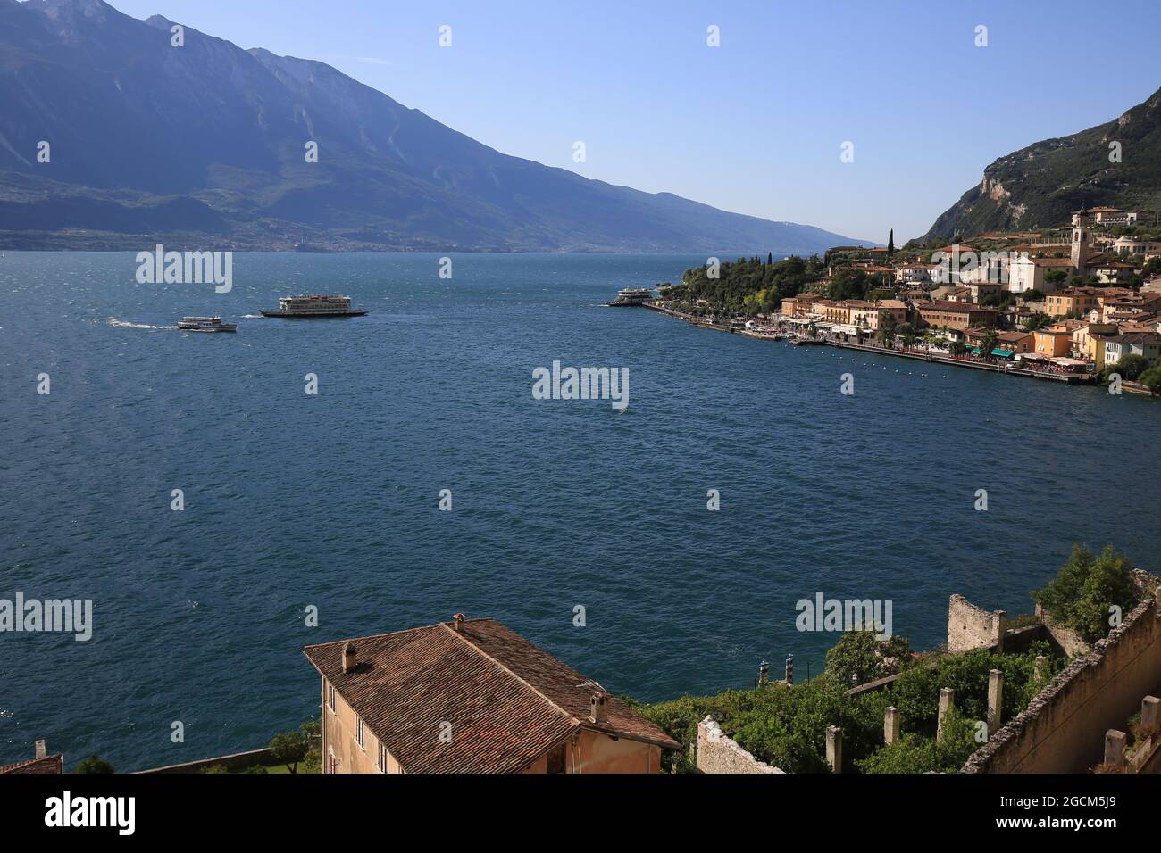 Blick auf Limone und den Gardasee Stockfoto