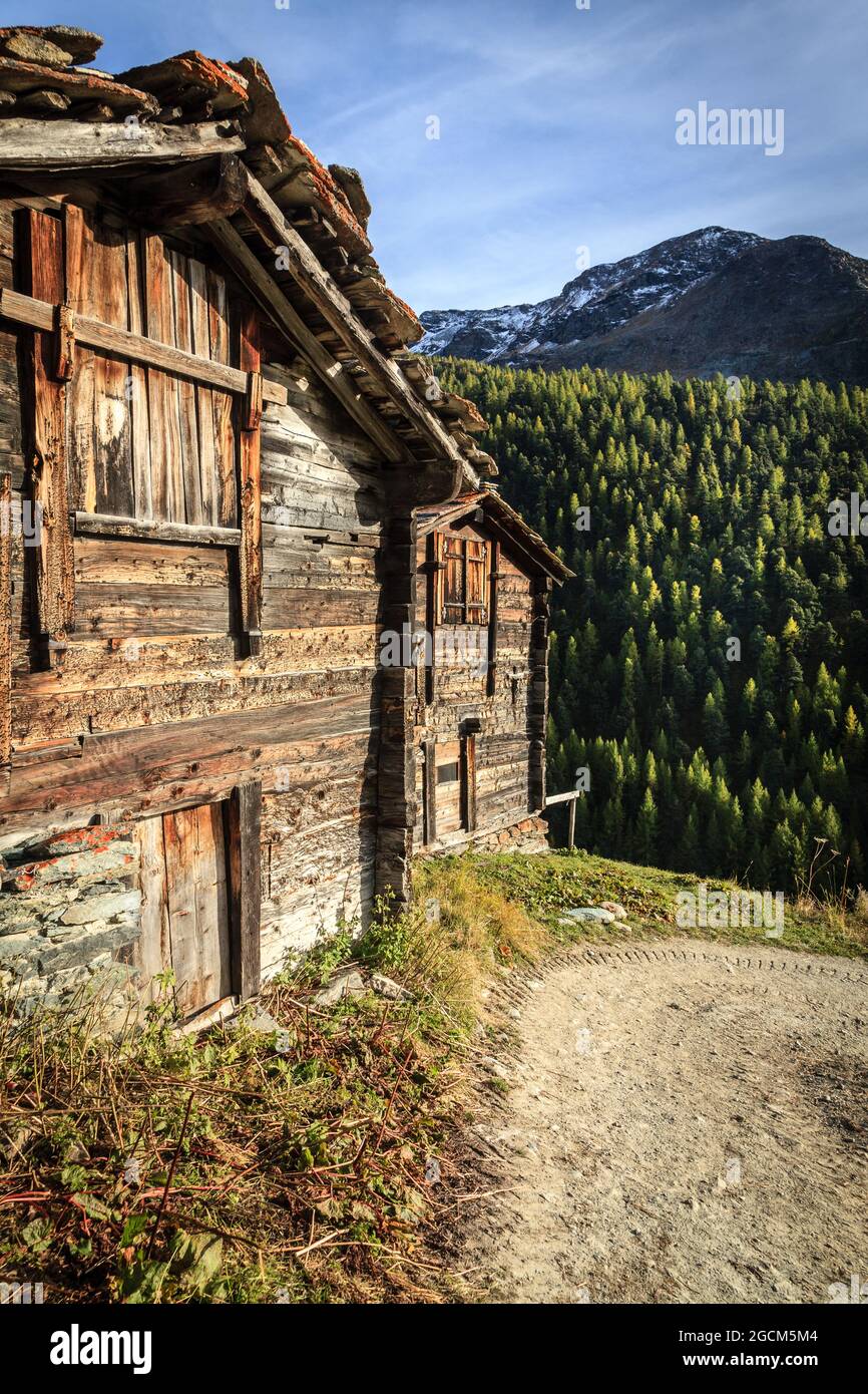 Traditionelle alte Scheunen in einem Dorf in den Schweizer Alpen Stockfoto