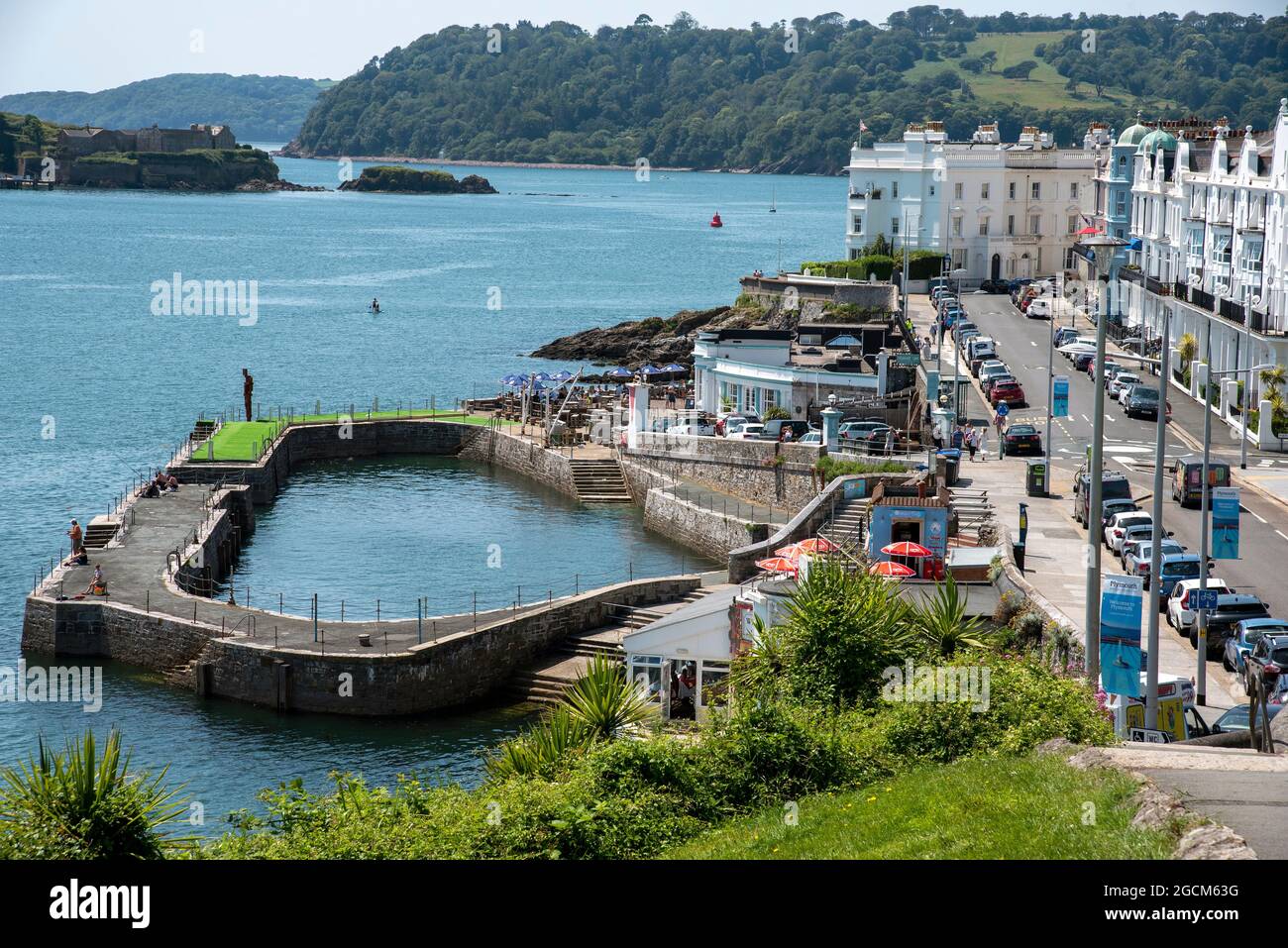 Plymouth, Devon, England, Großbritannien. 2021. Übersicht über den West Hoe Pier bei Flut, kommerzielle Landestelle und kleiner Hafen am Wasser, Plymouth Stockfoto