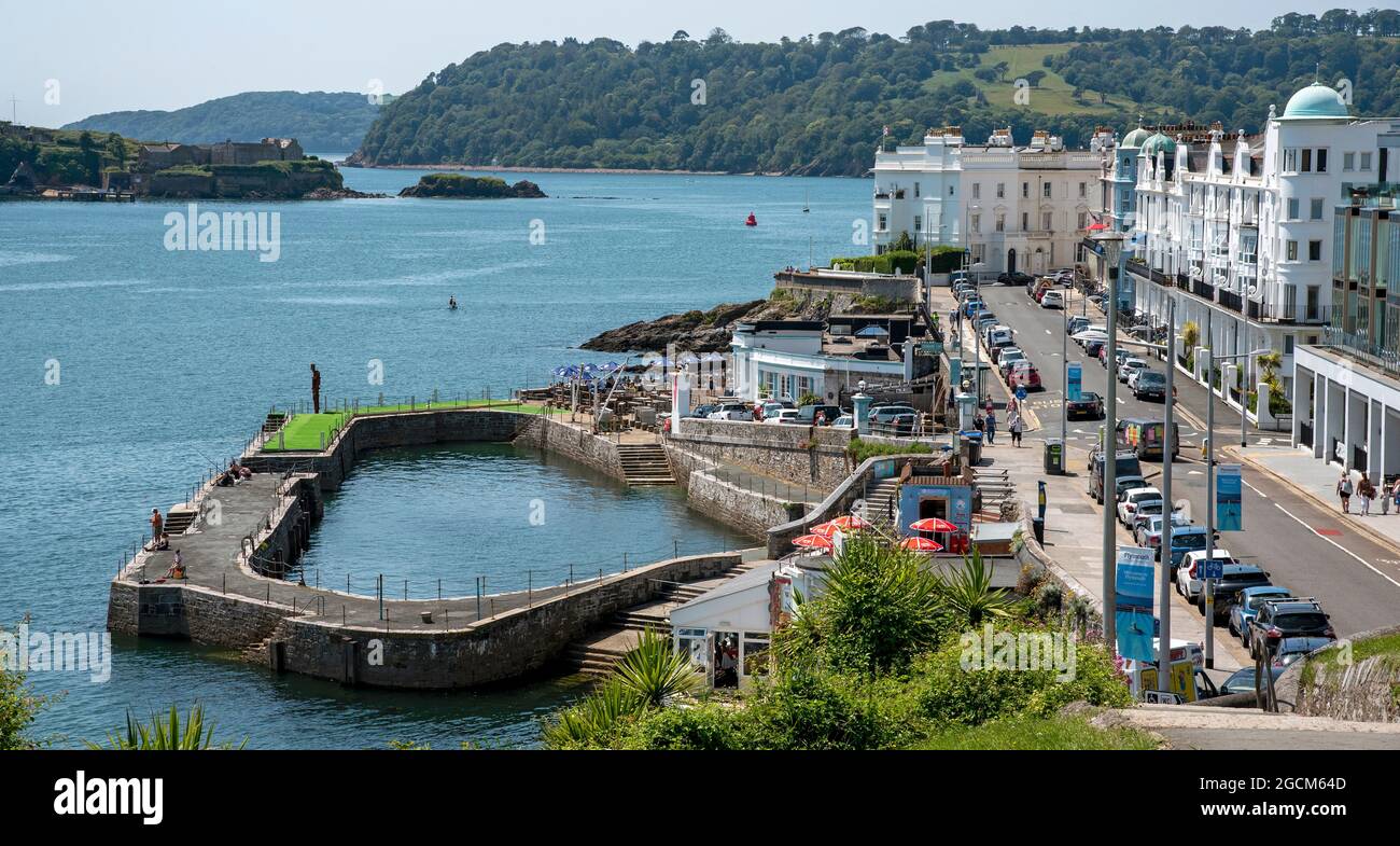 Plymouth, Devon, England, Großbritannien. 2021. Übersicht über den West Hoe Pier bei Flut, kommerzielle Landestelle und kleiner Hafen am Wasser, Plymouth Stockfoto