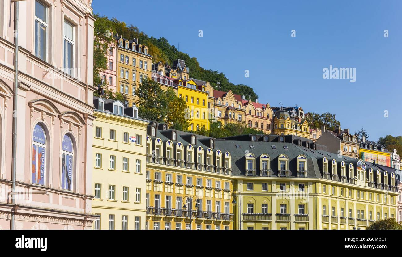 Bunte historische Häuser auf den Hügeln von Karlovy Vary, Tschechische Republik Stockfoto