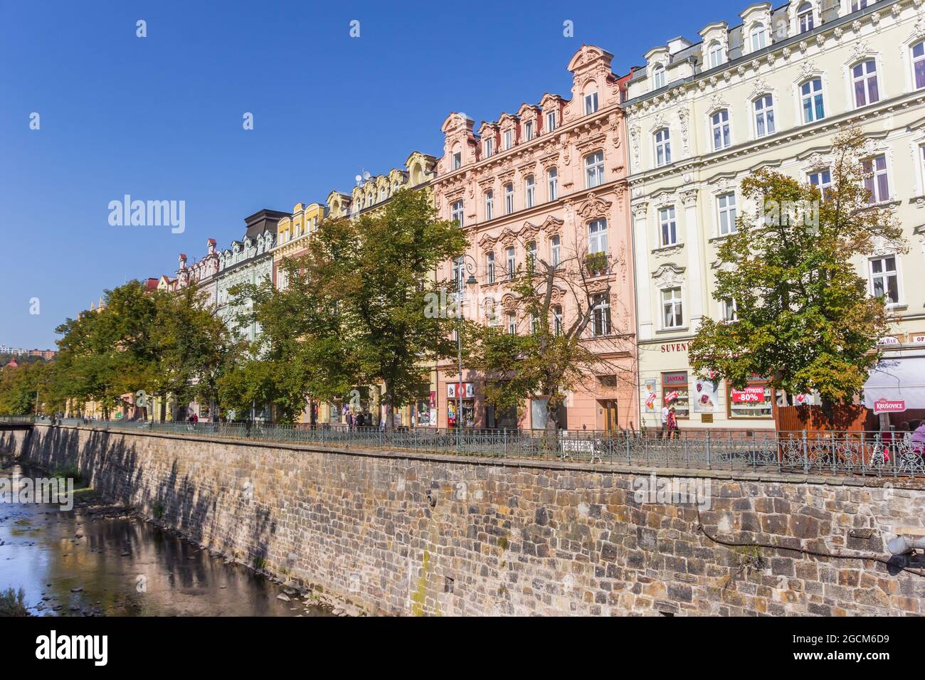 Bunte historische Häuser am Kai in Karlovy Vary, Tschechien Stockfoto