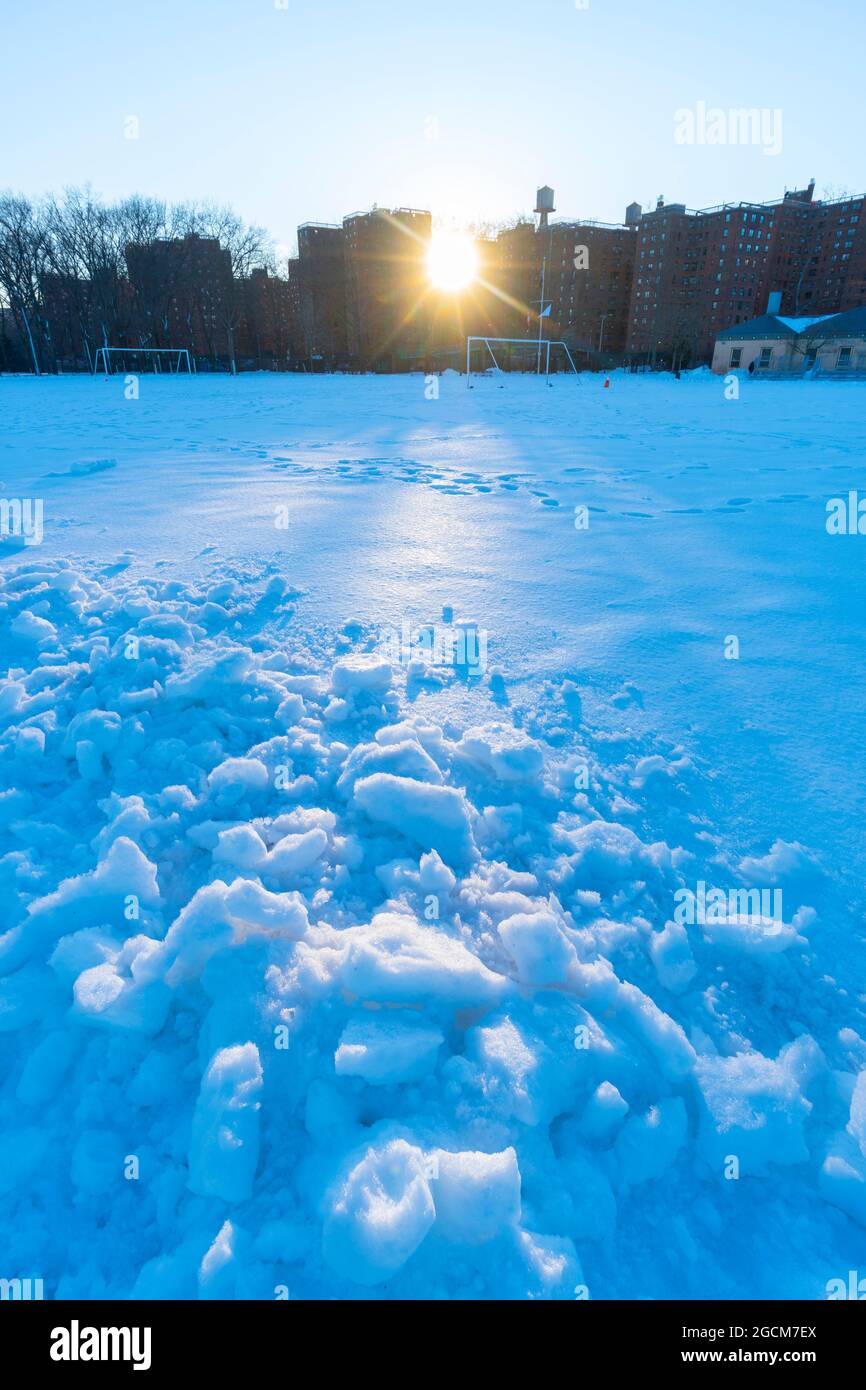 Die Sonne untergeht unter den erschwinglichen Wohnungen in East Village NYC. Stockfoto