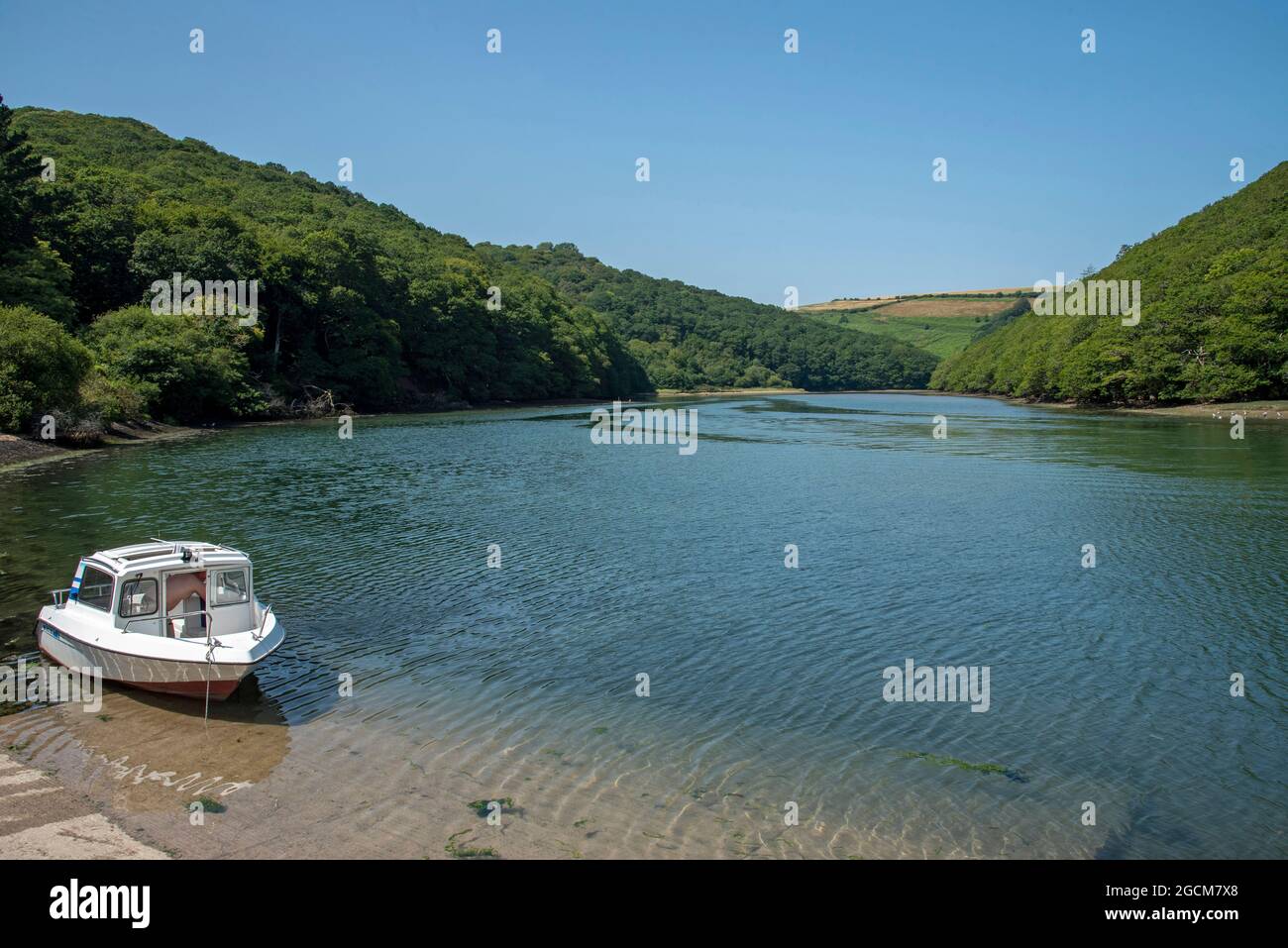 Looe, Cornwall, England, Großbritannien. 2021. Ein Tagesboot auf dem Slipway, bereit für den Start in den West Looe River, einem Gezeitenfluss, der sich in Looe mit dem Meer verbindet. Stockfoto