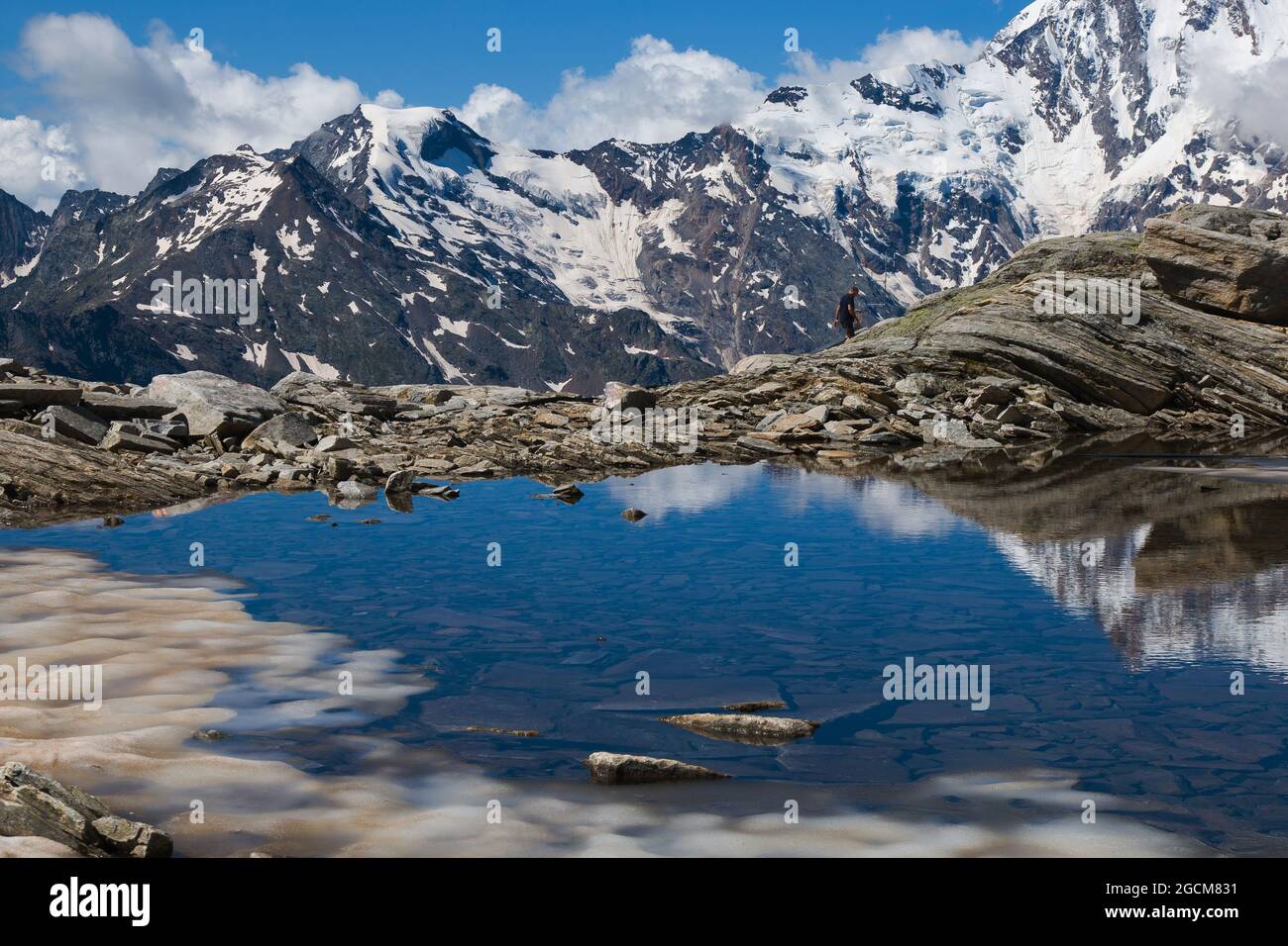 Schöne Aussicht auf Monte Rosa mit Schnee und Lago Smeraldo in der Sommersaison im Valle Anzasca, Piemont, Italien, Europa Stockfoto