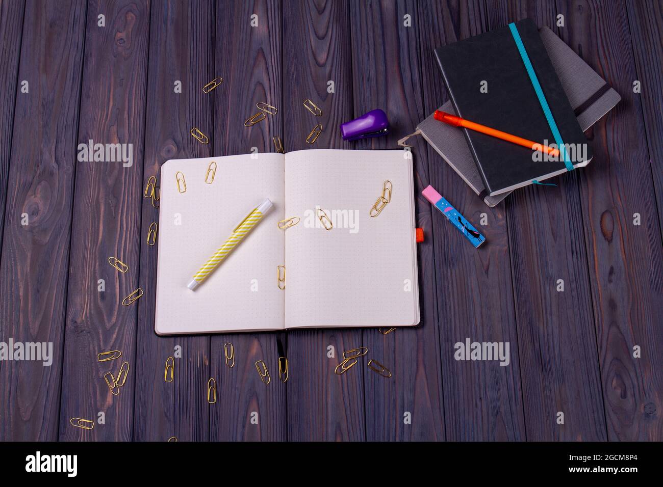 Notizblock in der Draufsicht mit Stift und Büroklammern. Stockfoto