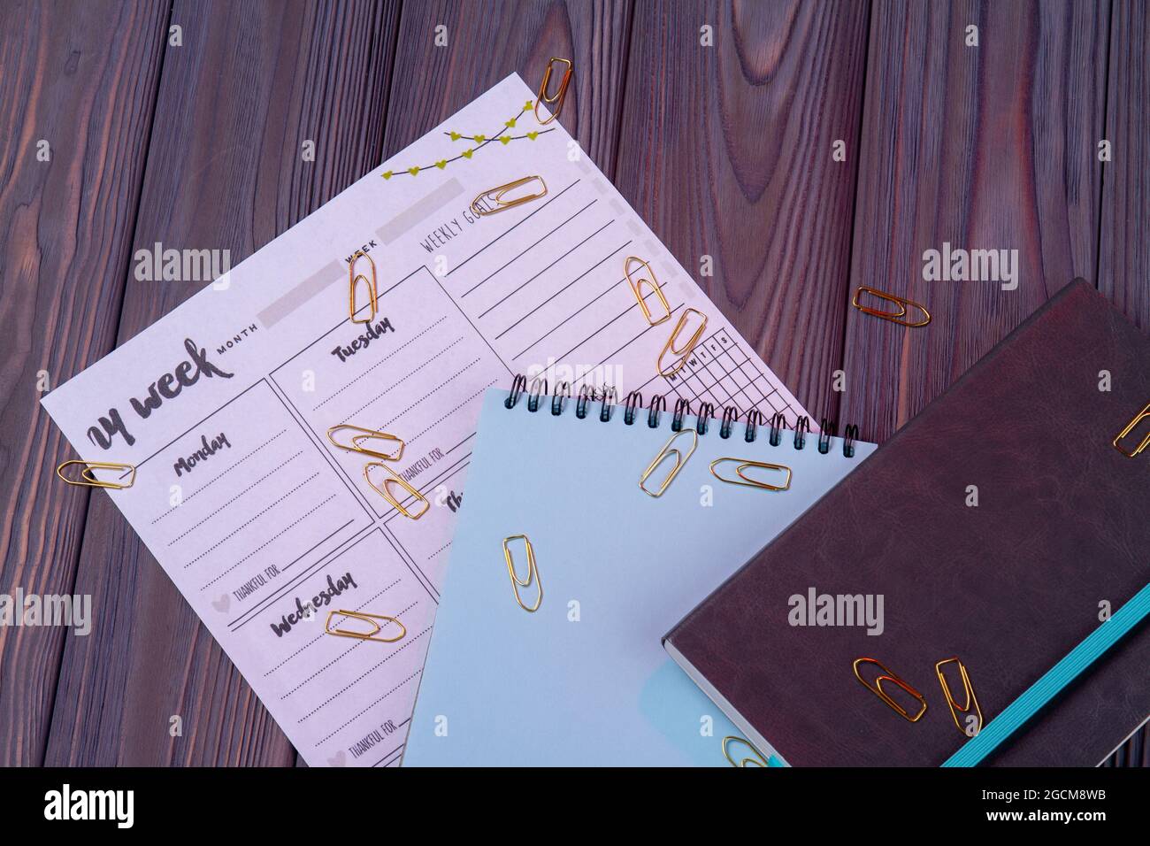 Draufsicht Kalender mit Notizblock und Copybook. Stockfoto