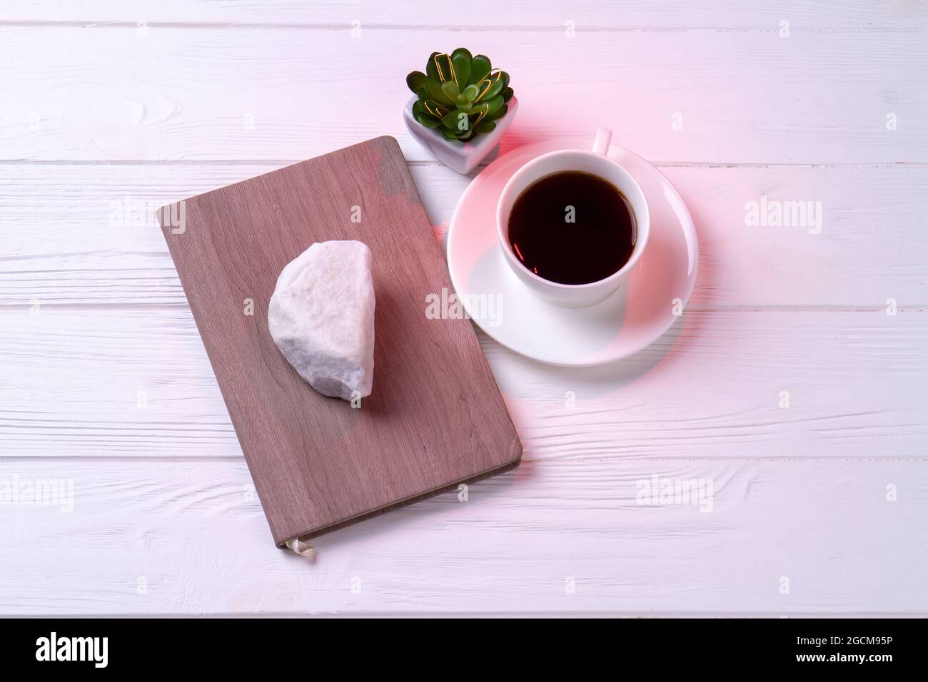 Draufsicht Tasse Tee mit Copybook und Plan. Stockfoto