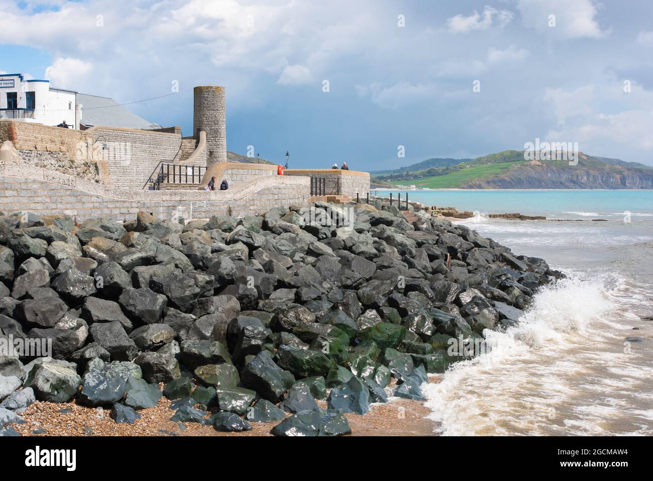 Südwestküste, Blick auf Menschen, die den South West Coast Path am Rock Point am Rande der Lyme Regis in Dorset, England, Großbritannien, wandern Stockfoto