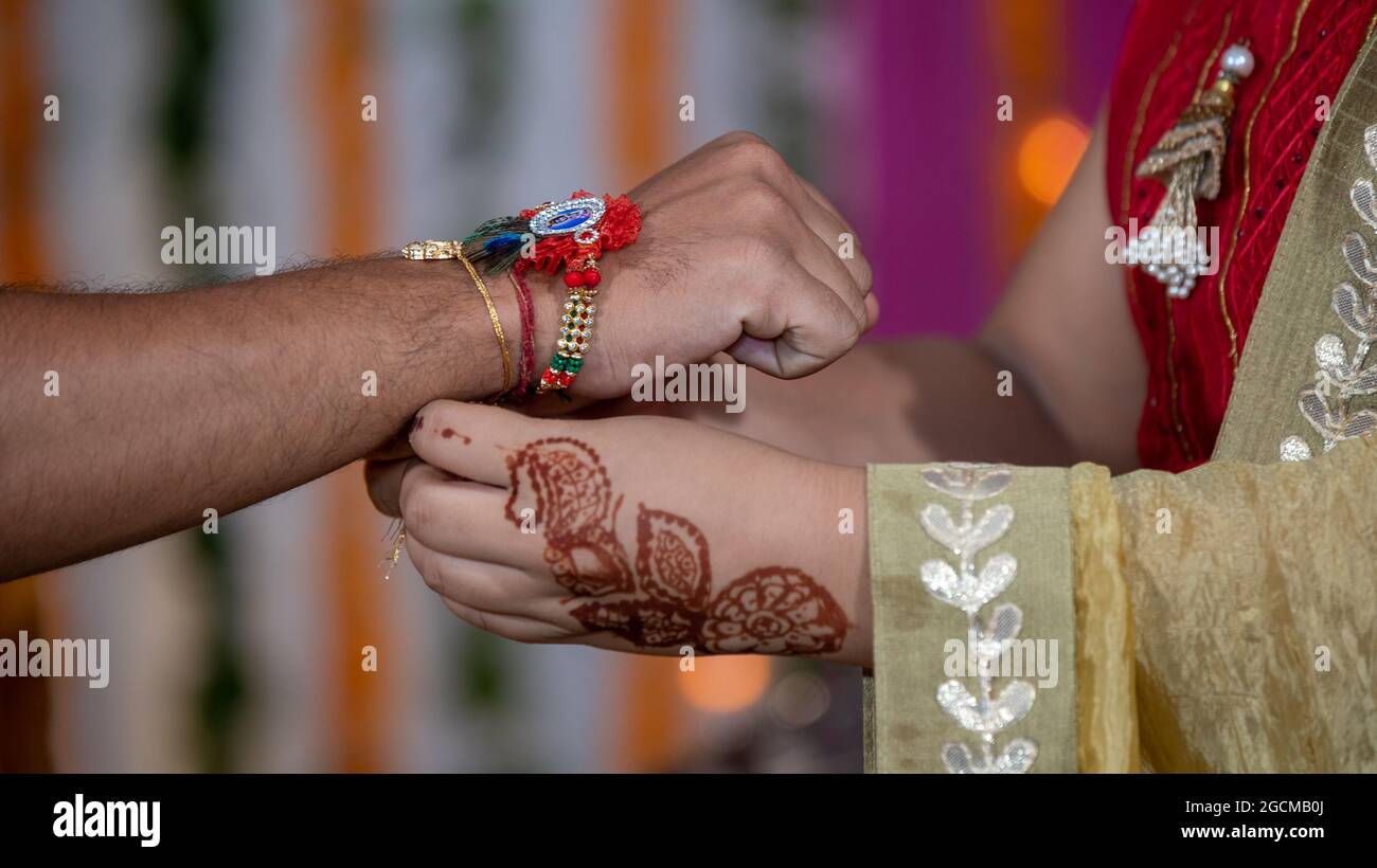 Schwester, die Raksha Bandhan während des Festivals oder der Zeremonie an das Handgelenk des Bruders bindet - Raksha Bandhan feierte in ganz Indien als selbstlose Liebe oder Beziehung zwischen Bruder und Schwester Stockfoto