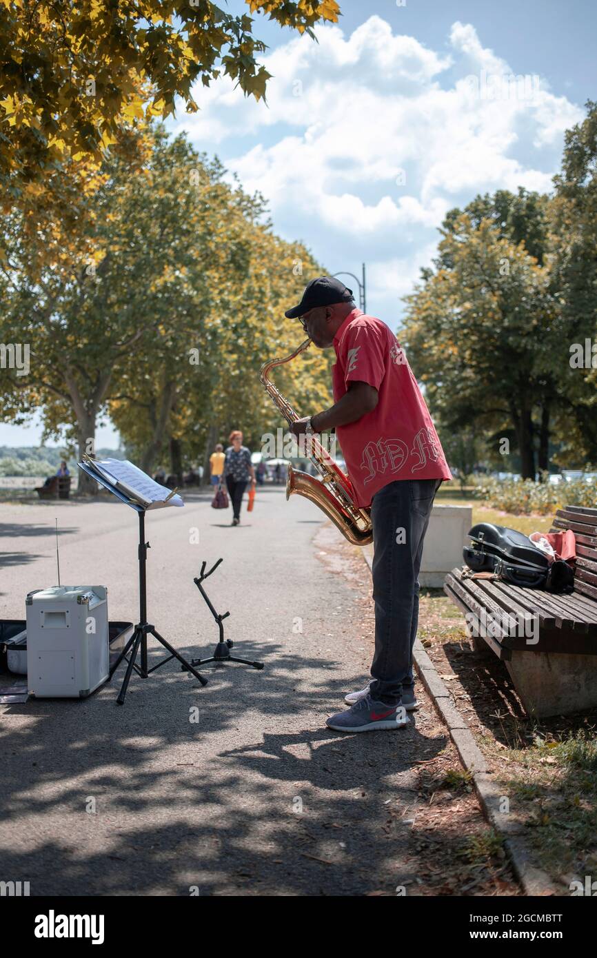 Belgrad, Serbien, 21. Jul 2021: Portrait eines Jazzmusikers, der an der Donaupromenade in Zemun Saxophon spielt Stockfoto
