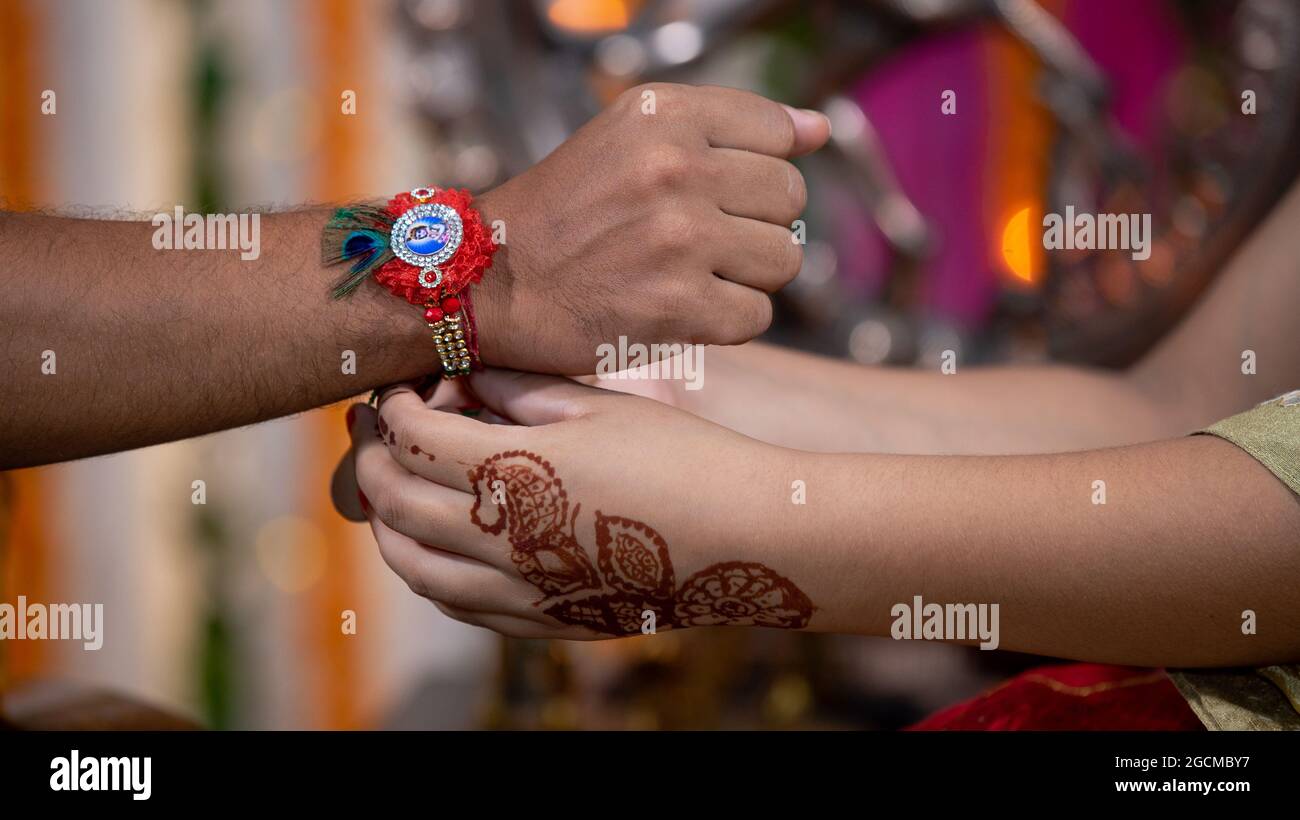 Schwester, die Raksha Bandhan während des Festivals oder der Zeremonie an das Handgelenk des Bruders bindet - Raksha Bandhan feierte in ganz Indien als selbstlose Liebe oder Beziehung zwischen Bruder und Schwester Stockfoto