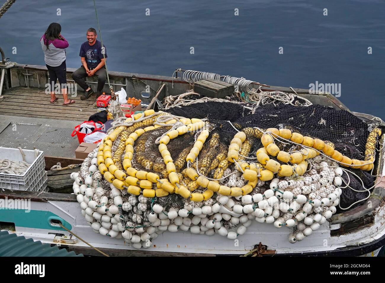 Ein Fischerboot der Ureinwohner, das entlang der Uferpromenade in der Innenstadt von Ketchikan, Alaska, angebunden ist. Stockfoto