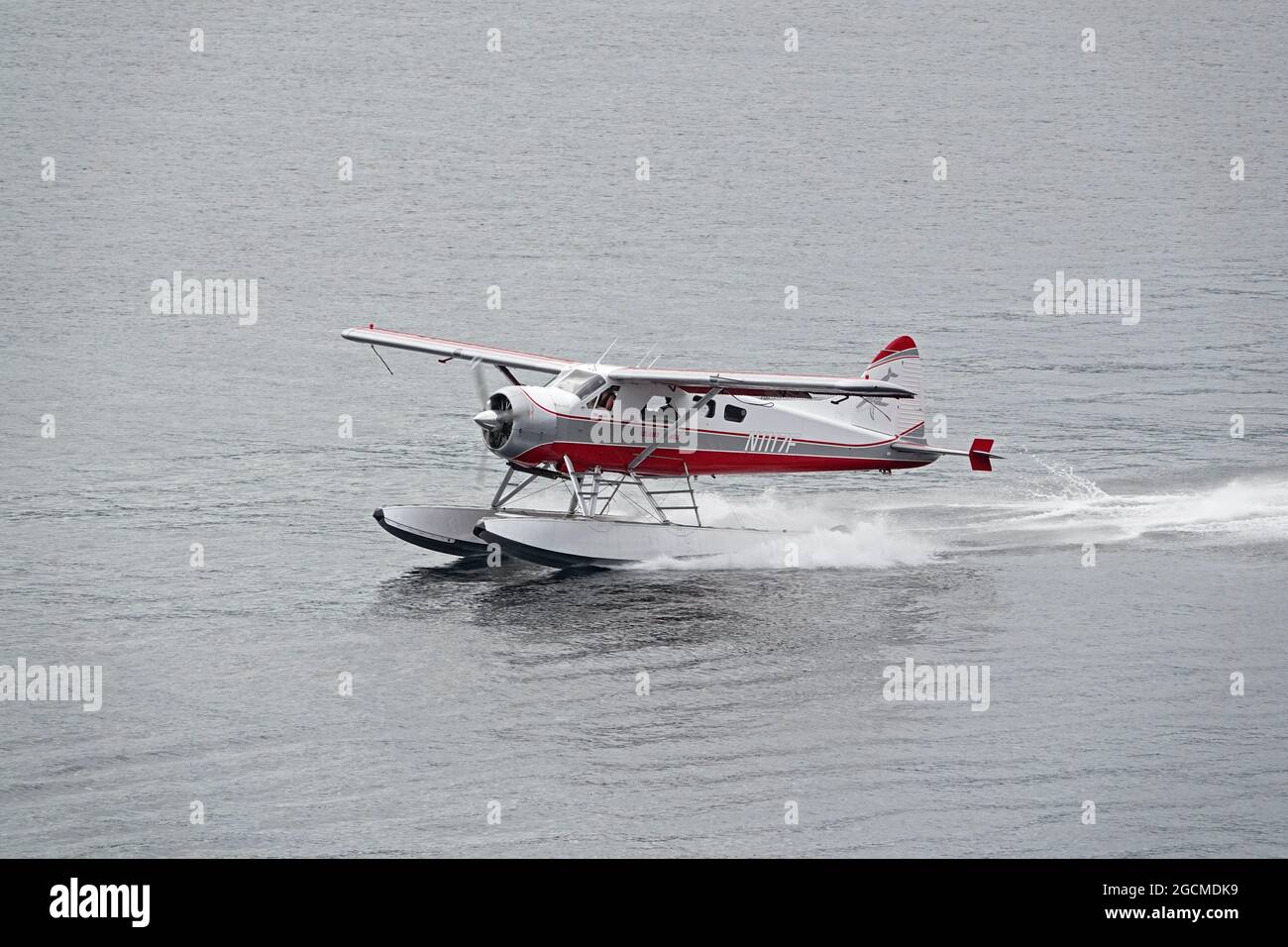 Ein DeHaviland Beaver-Buschflugzeug startet vom Hafen in Ketchikan, Alaska. Bush-Flugzeuge sind gemeinsame Sehenswürdigkeiten in der Hafengegend der Stadt, beide f Stockfoto