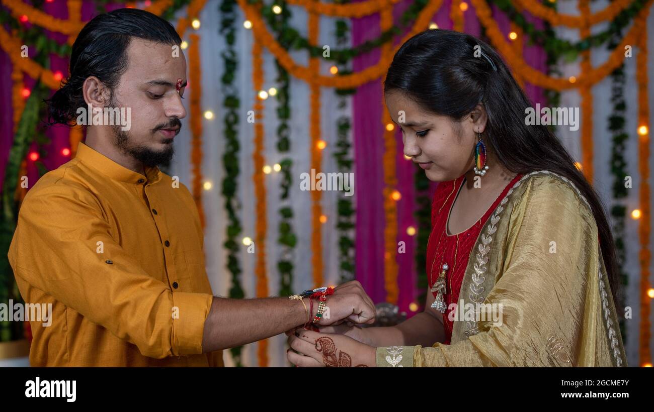 Schwester, die Raksha Bandhan während des Festivals oder der Zeremonie an das Handgelenk des Bruders bindet - Raksha Bandhan feierte in ganz Indien als selbstlose Liebe oder Beziehung zwischen Bruder und Schwester Stockfoto