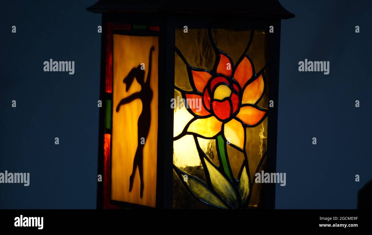 Buntglaslampe mit einer Ballerine-Tänzerin und einer Blume Stockfoto