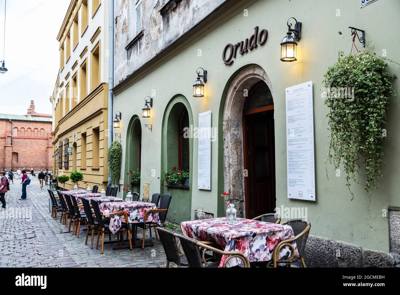 Krakau, Polen - 28. August 2018: Leere Terrasse einer Bar und eines Restaurants in der Altstadt von Krakau, Polen Stockfoto
