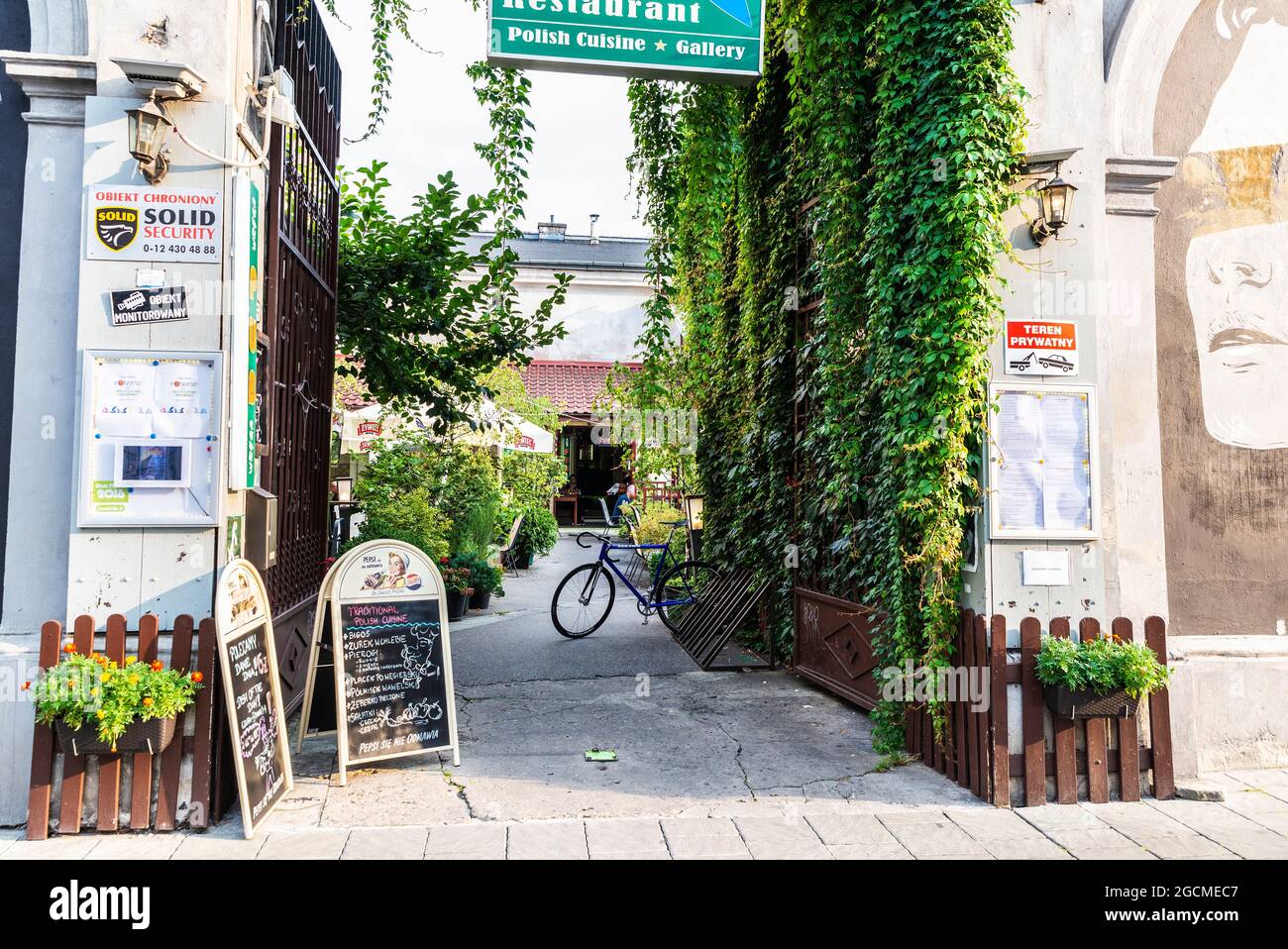 Krakau, Polen - 28. August 2018: Eingang einer Bar und eines Restaurants in der Jozefa-Straße in der Altstadt von Krakau, Polen Stockfoto
