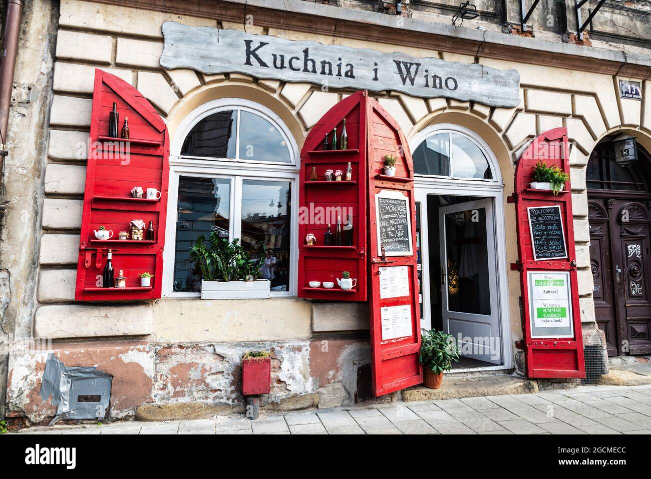 Krakau, Polen - 28. August 2018: Eingang einer Bar und eines Restaurants in der Jozefa-Straße in der Altstadt von Krakau, Polen Stockfoto