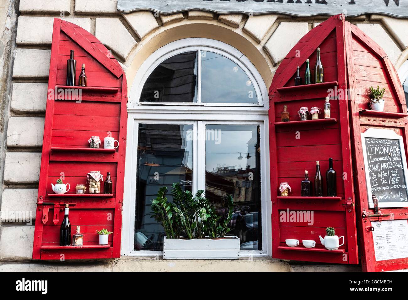 Krakau, Polen - 28. August 2018: Eingang einer Bar und eines Restaurants in der Jozefa-Straße in der Altstadt von Krakau, Polen Stockfoto