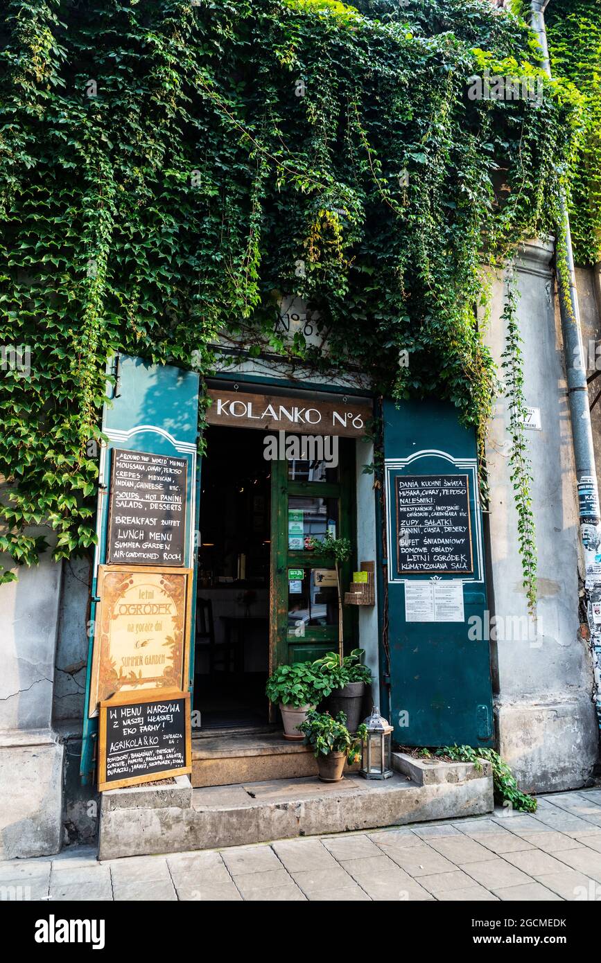 Krakau, Polen - 28. August 2018: Eingang einer Bar und eines Restaurants in der Jozefa-Straße in der Altstadt von Krakau, Polen Stockfoto