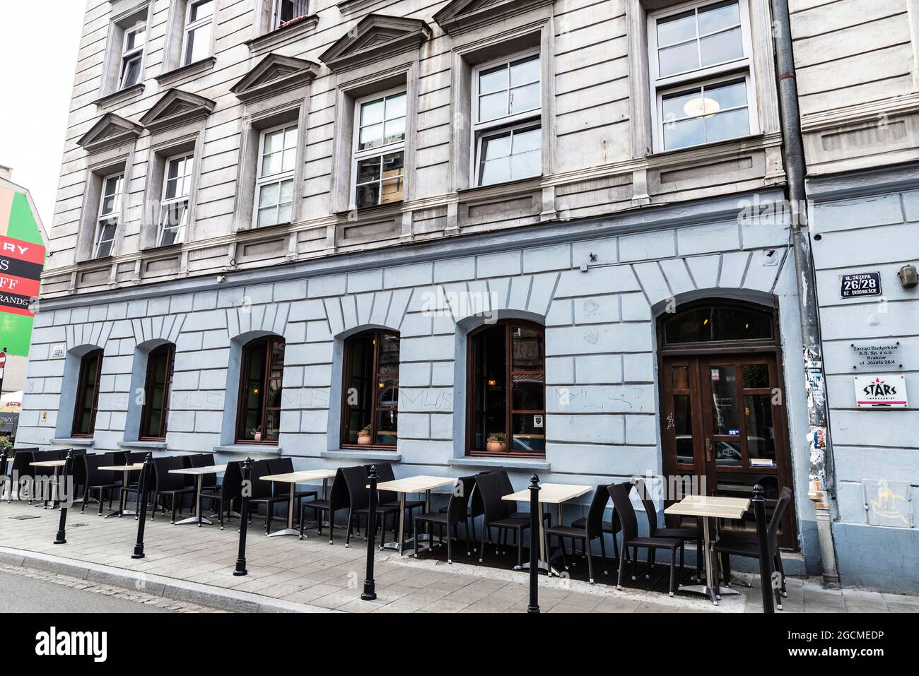 Krakau, Polen - 28. August 2018: Leere Terrasse einer Bar und eines Restaurants in der Altstadt von Krakau, Polen Stockfoto