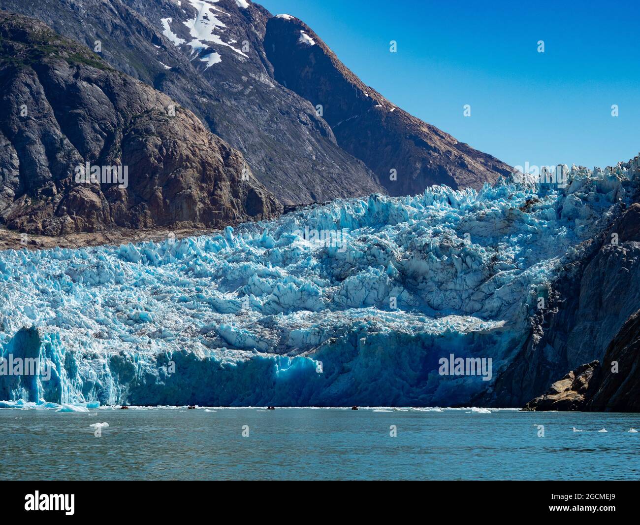Erkunden Sie den wunderschönen kitewater Gletscher des South Sawyer Gletschers per Tierkreis im Tracy Arm Wildnisgebiet, Tongass National Forest, Alaska, USA Stockfoto