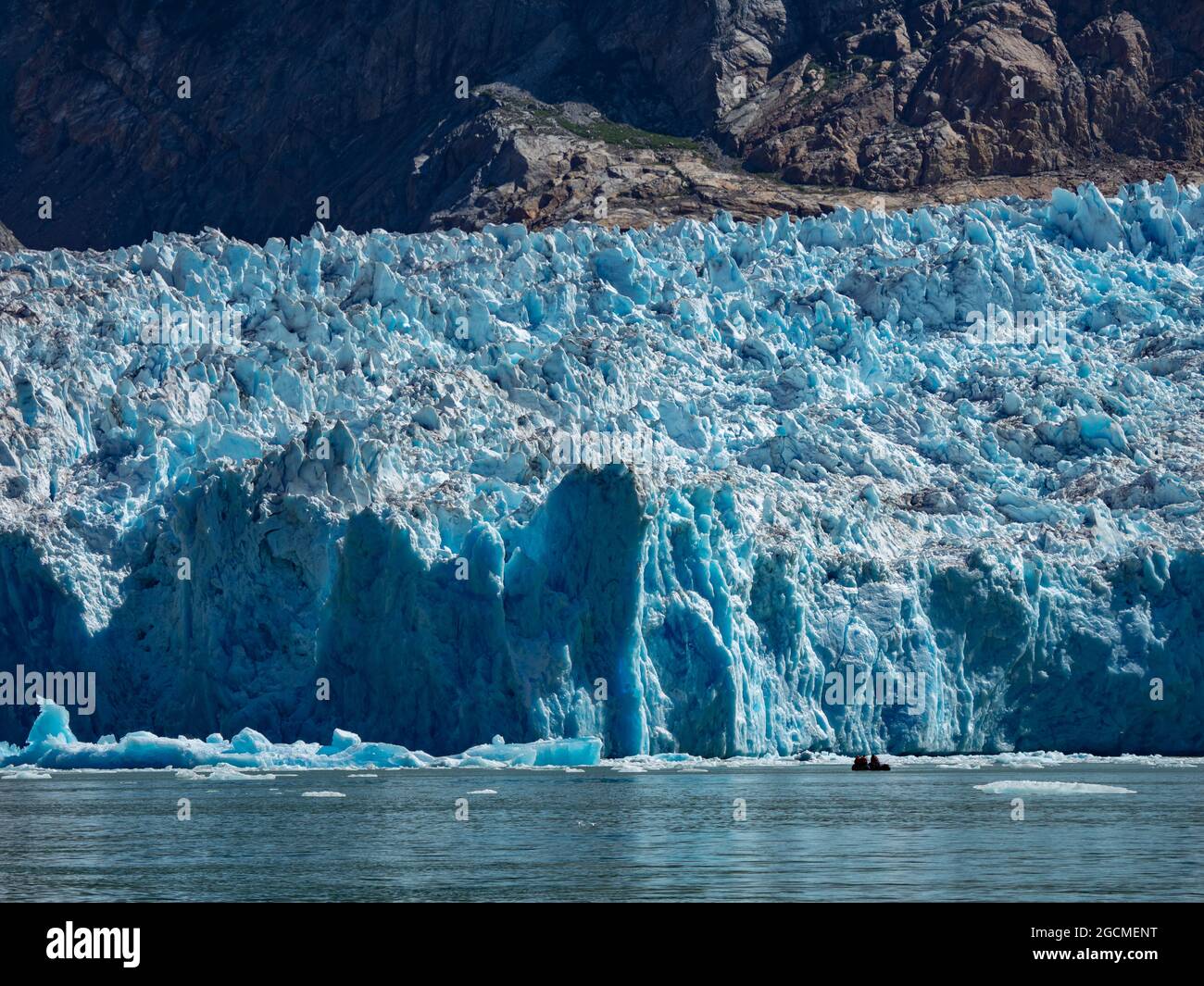 Erkunden Sie den wunderschönen kitewater Gletscher des South Sawyer Gletschers per Tierkreis im Tracy Arm Wildnisgebiet, Tongass National Forest, Alaska, USA Stockfoto