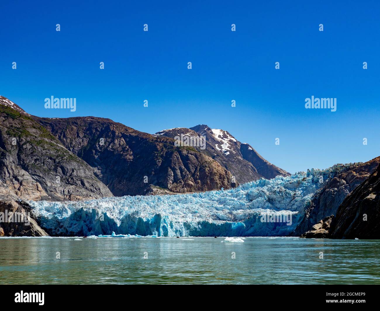 Erkunden Sie den wunderschönen kitewater Gletscher des South Sawyer Gletschers per Tierkreis im Tracy Arm Wildnisgebiet, Tongass National Forest, Alaska, USA Stockfoto