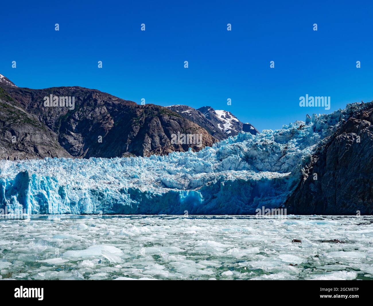 Erkunden Sie den wunderschönen kitewater Gletscher des South Sawyer Gletschers per Tierkreis im Tracy Arm Wildnisgebiet, Tongass National Forest, Alaska, USA Stockfoto