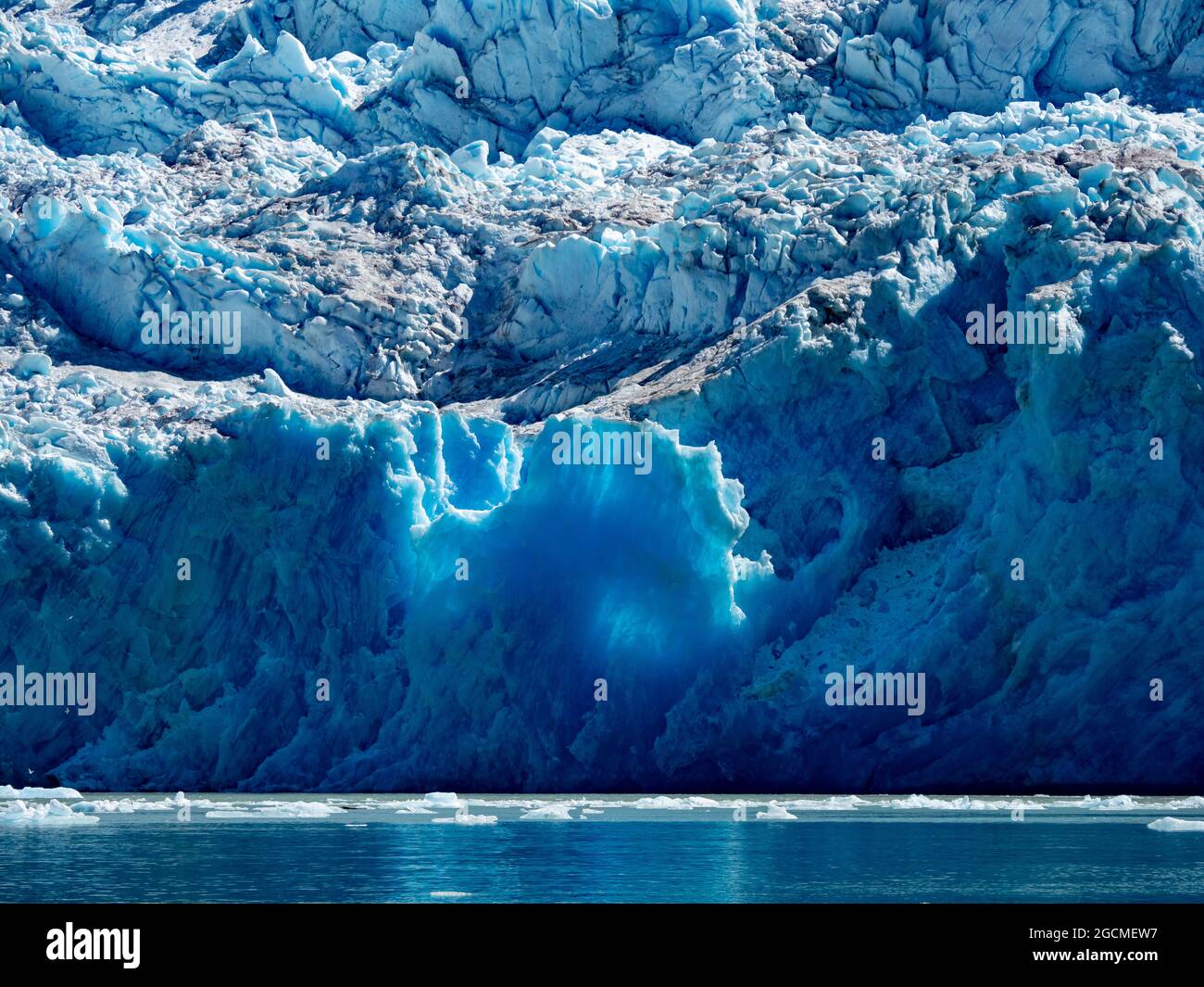 Erkunden Sie den wunderschönen kitewater Gletscher des South Sawyer Gletschers per Tierkreis im Tracy Arm Wildnisgebiet, Tongass National Forest, Alaska, USA Stockfoto