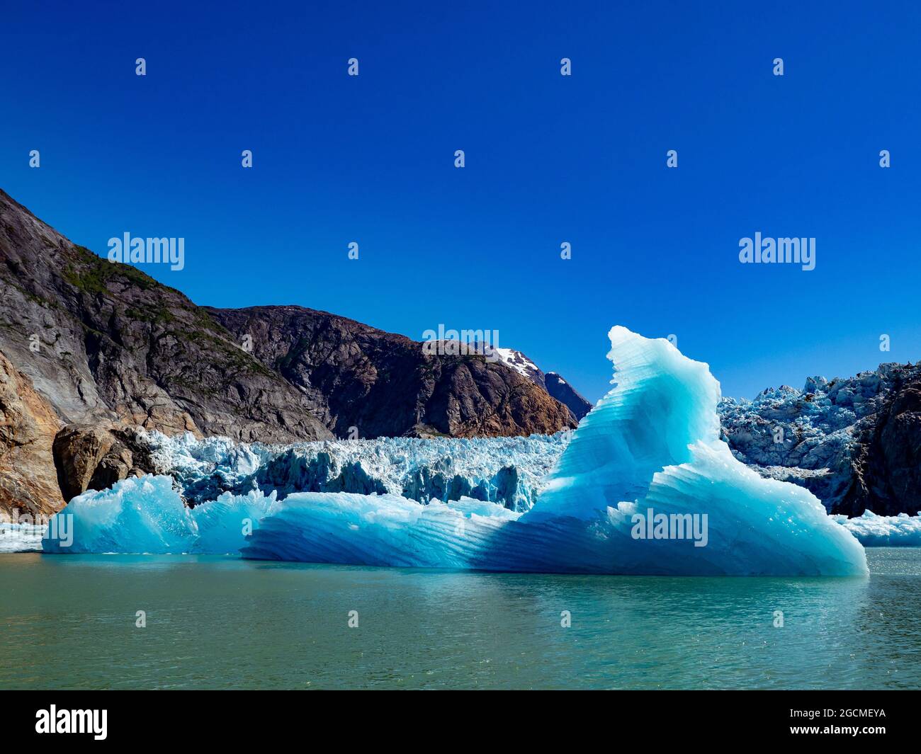 Erkunden Sie den wunderschönen kitewater Gletscher des South Sawyer Gletschers per Tierkreis im Tracy Arm Wildnisgebiet, Tongass National Forest, Alaska, USA Stockfoto
