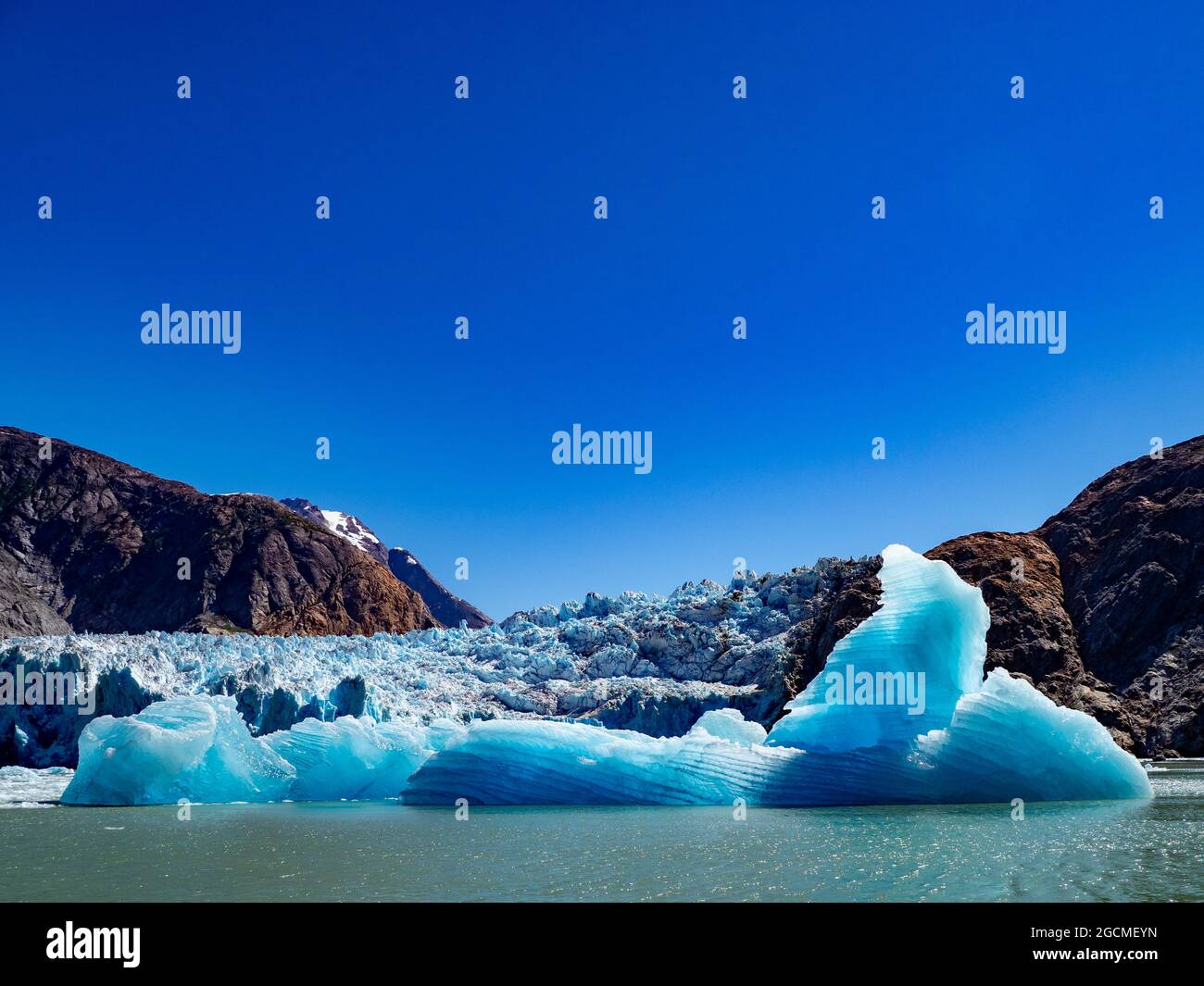 Erkunden Sie den wunderschönen kitewater Gletscher des South Sawyer Gletschers per Tierkreis im Tracy Arm Wildnisgebiet, Tongass National Forest, Alaska, USA Stockfoto
