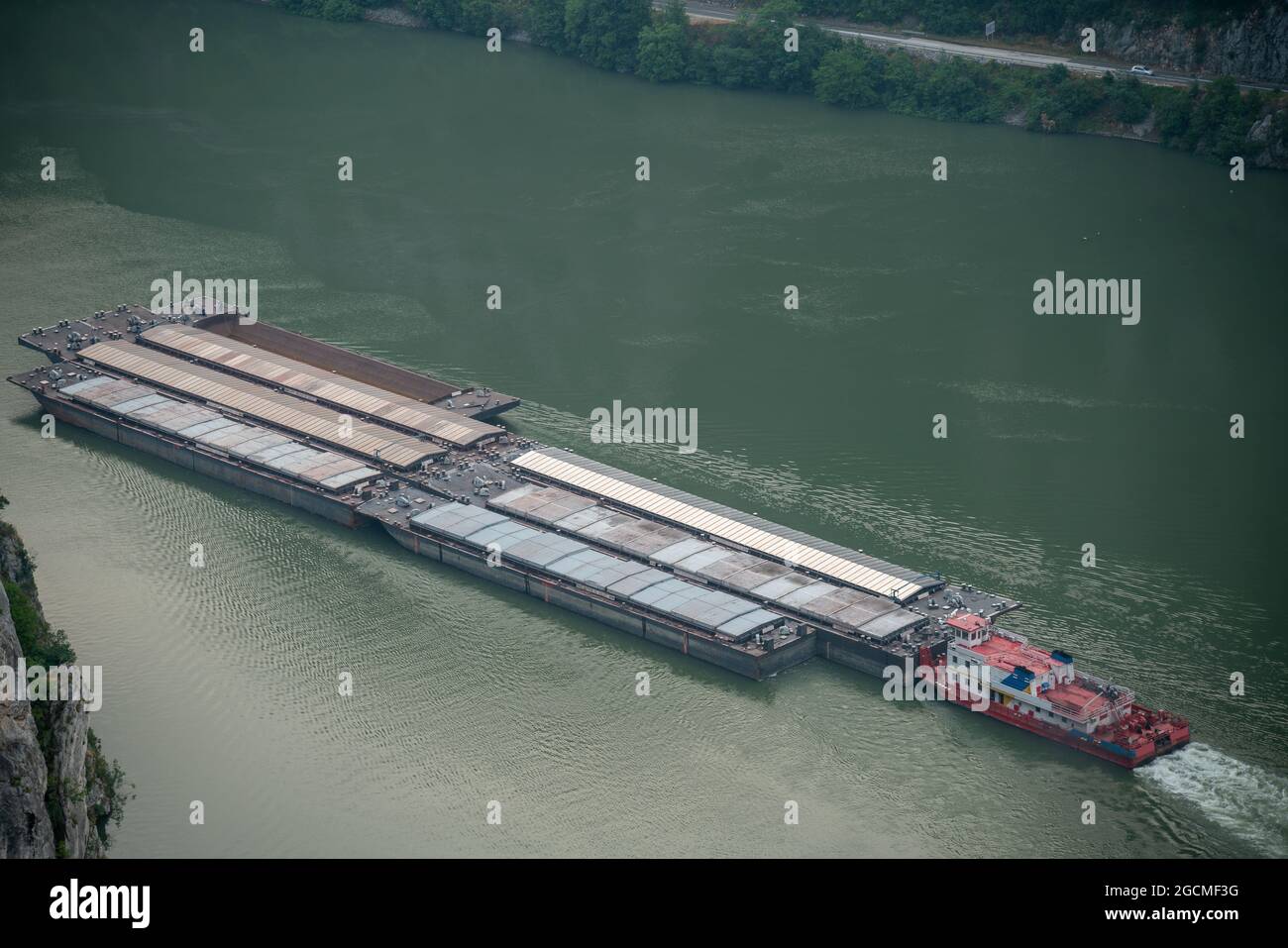 Lastkähne transportieren fließende Donau Durchbruch, bekannt als die Eisernen Tore Stockfoto