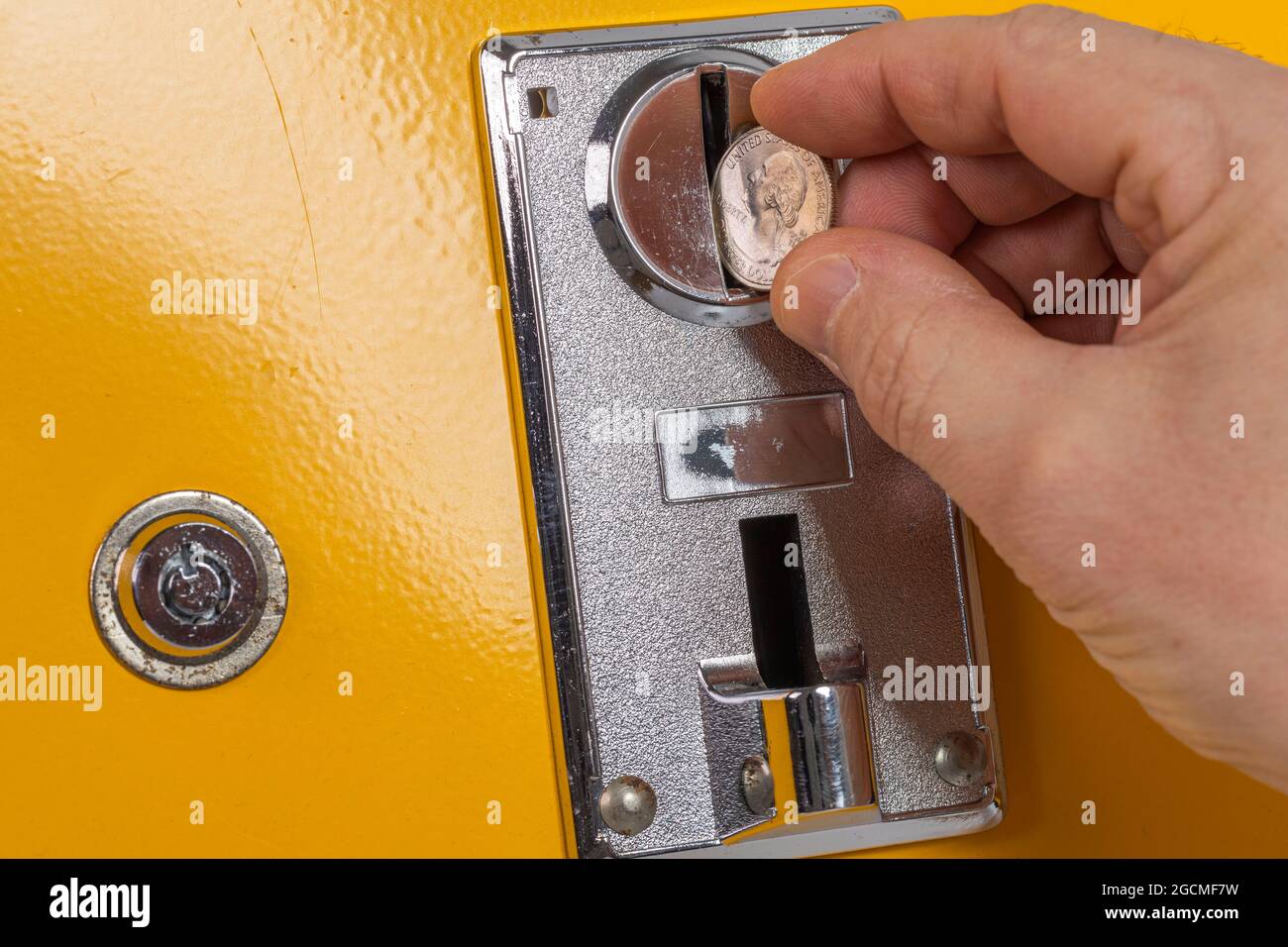 Nahaufnahme Ansicht des Mannes, der Münzen zu Spielautomat wirft. Stockfoto