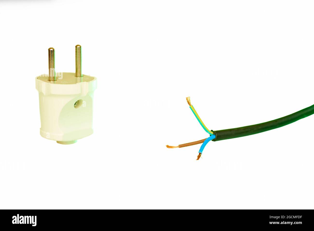 Stecker und elektrische Leitung auf weißem, isoliertem Hintergrund Stockfoto