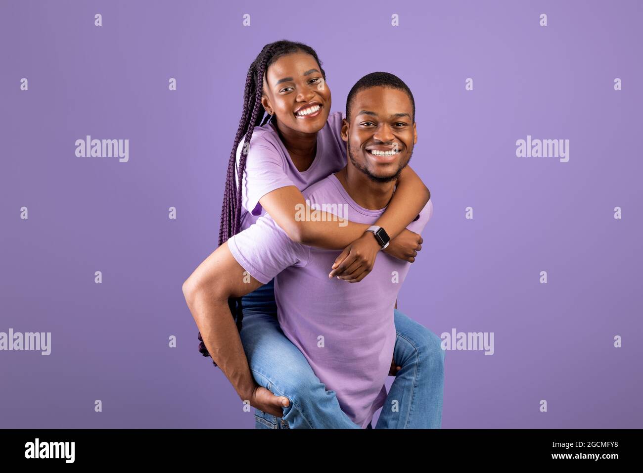 Afroamerikanischer Mann gibt Huckepack Fahrt für seine Frau Stockfoto